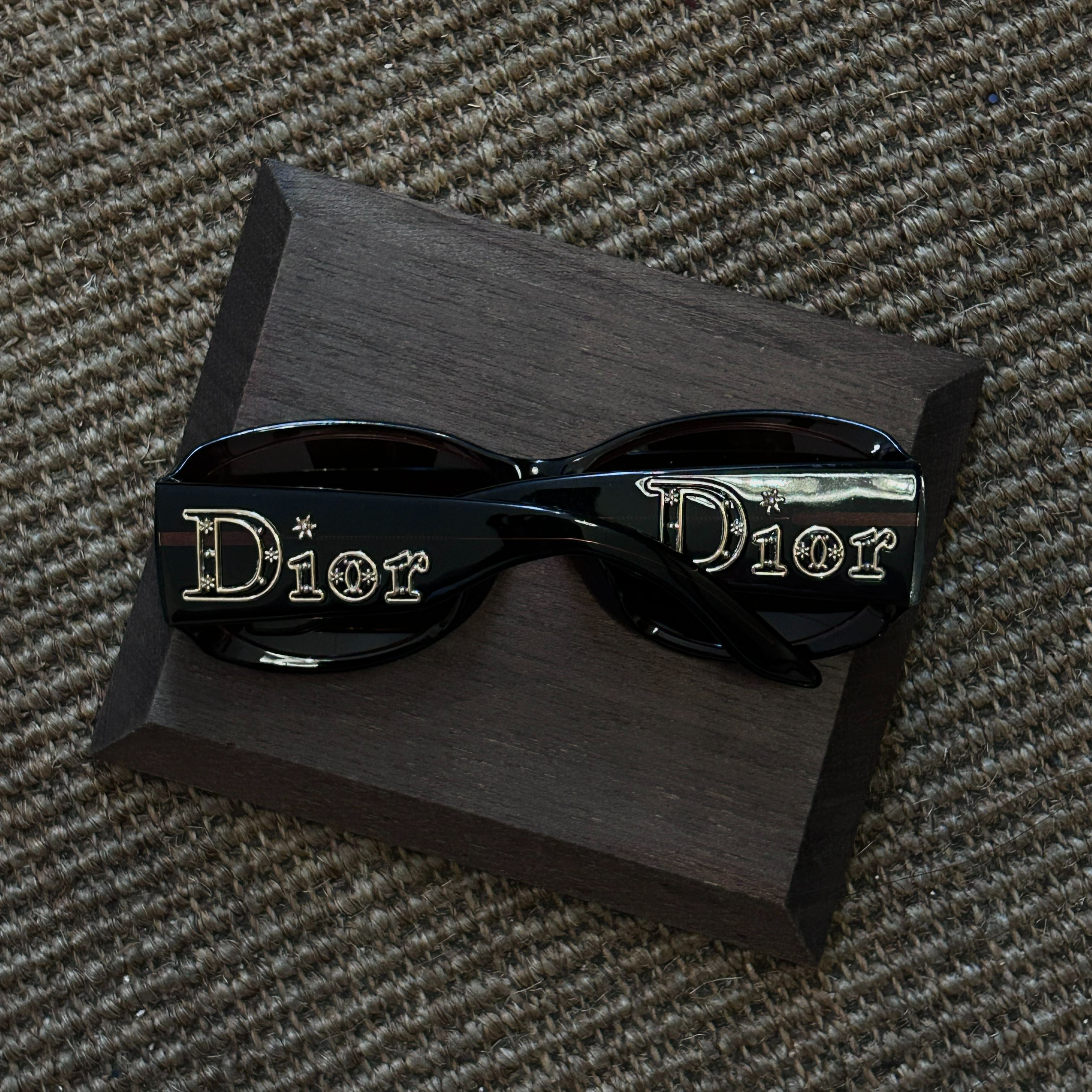 D Carved oval sunglasses
