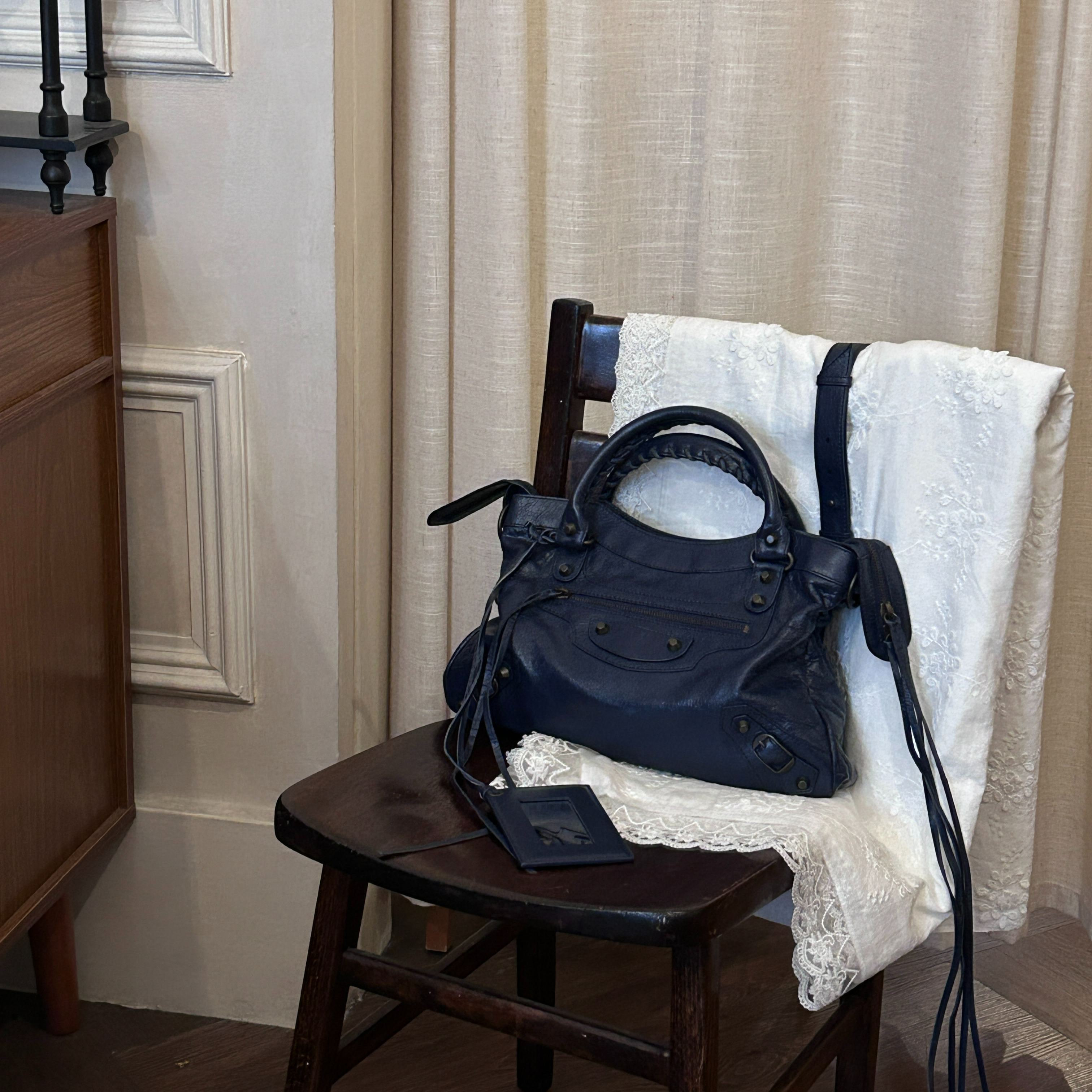 B Dark blue motorcycle bag