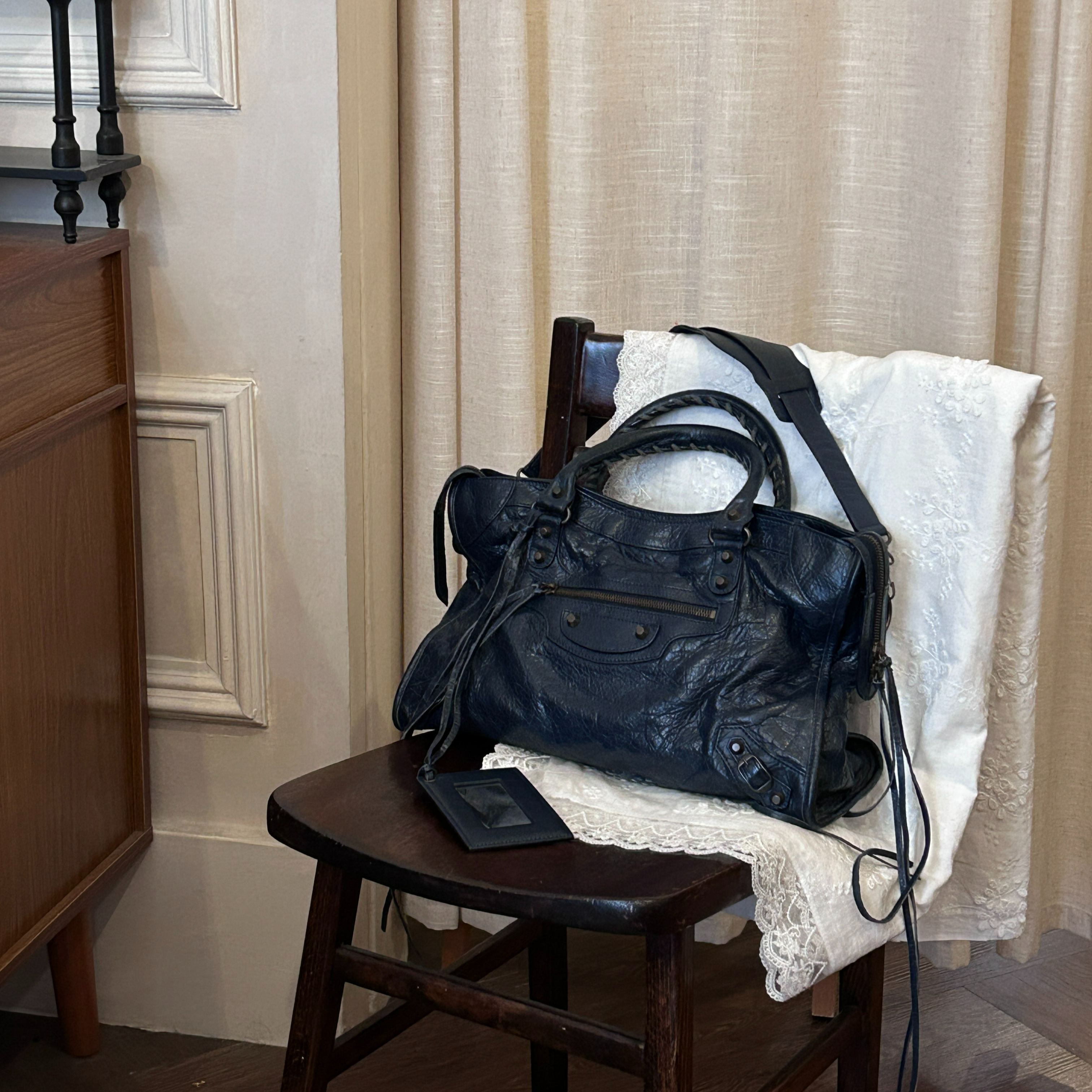 B Dark blue motorcycle bag