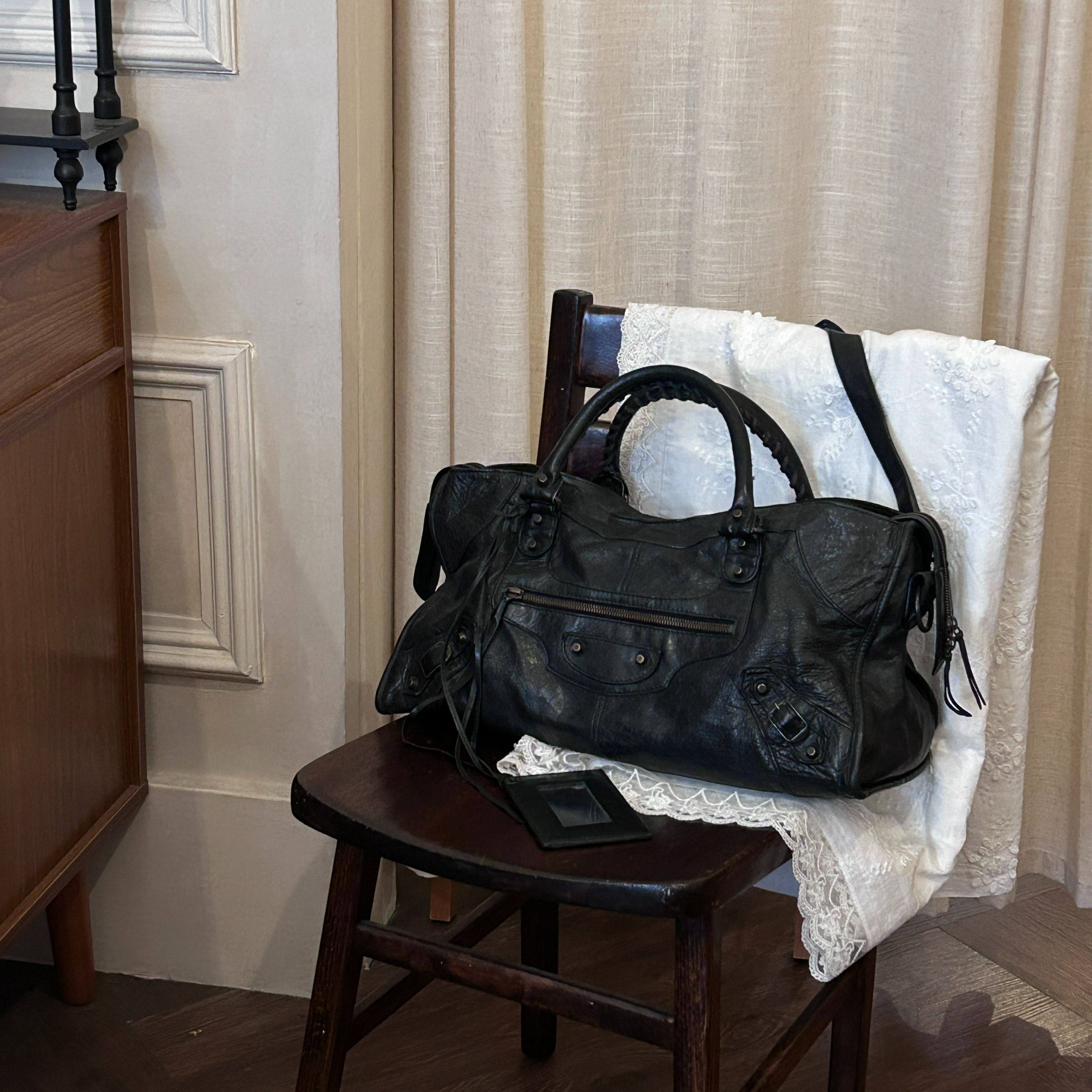 B Black motorcycle bag