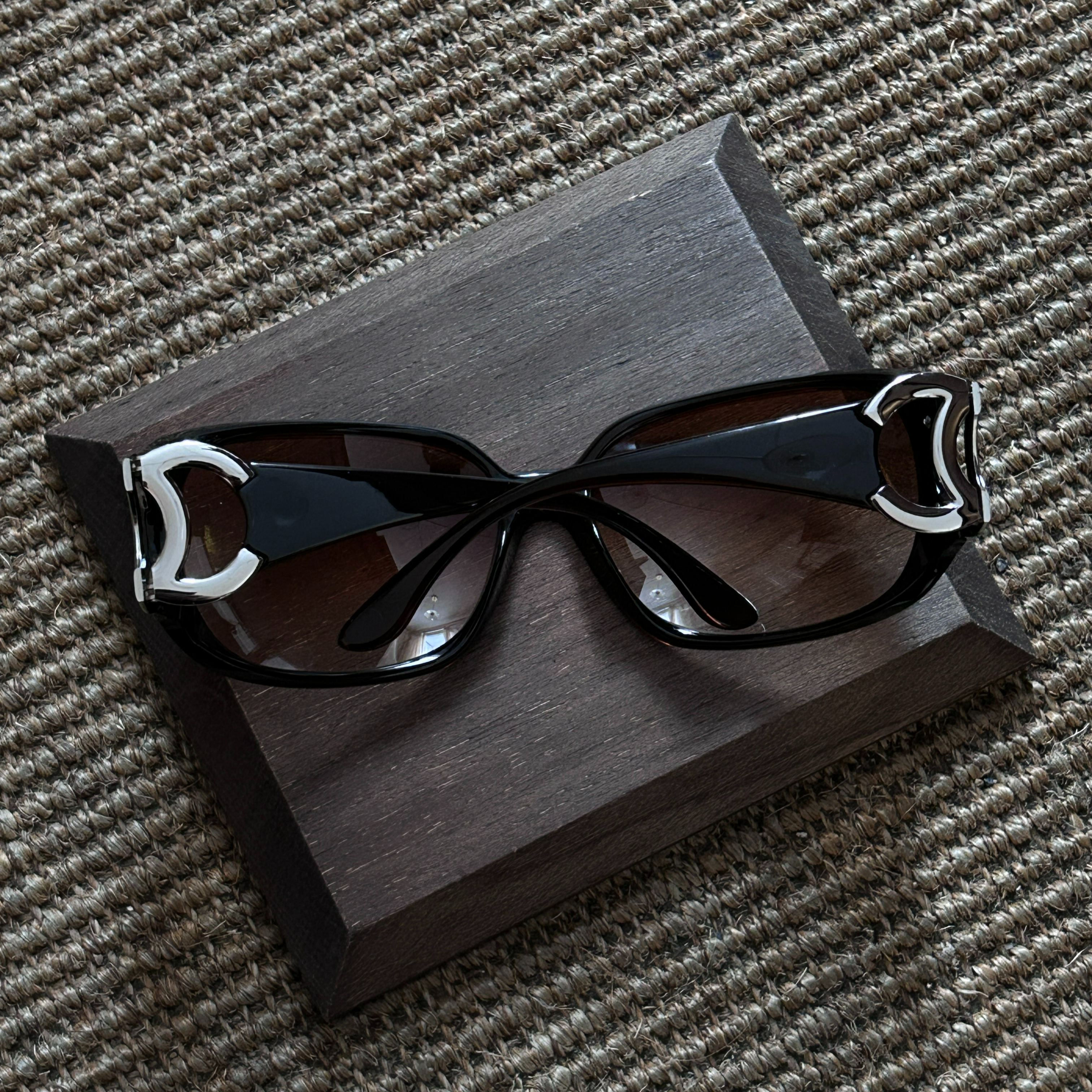 C Silver logo classic sunglasses