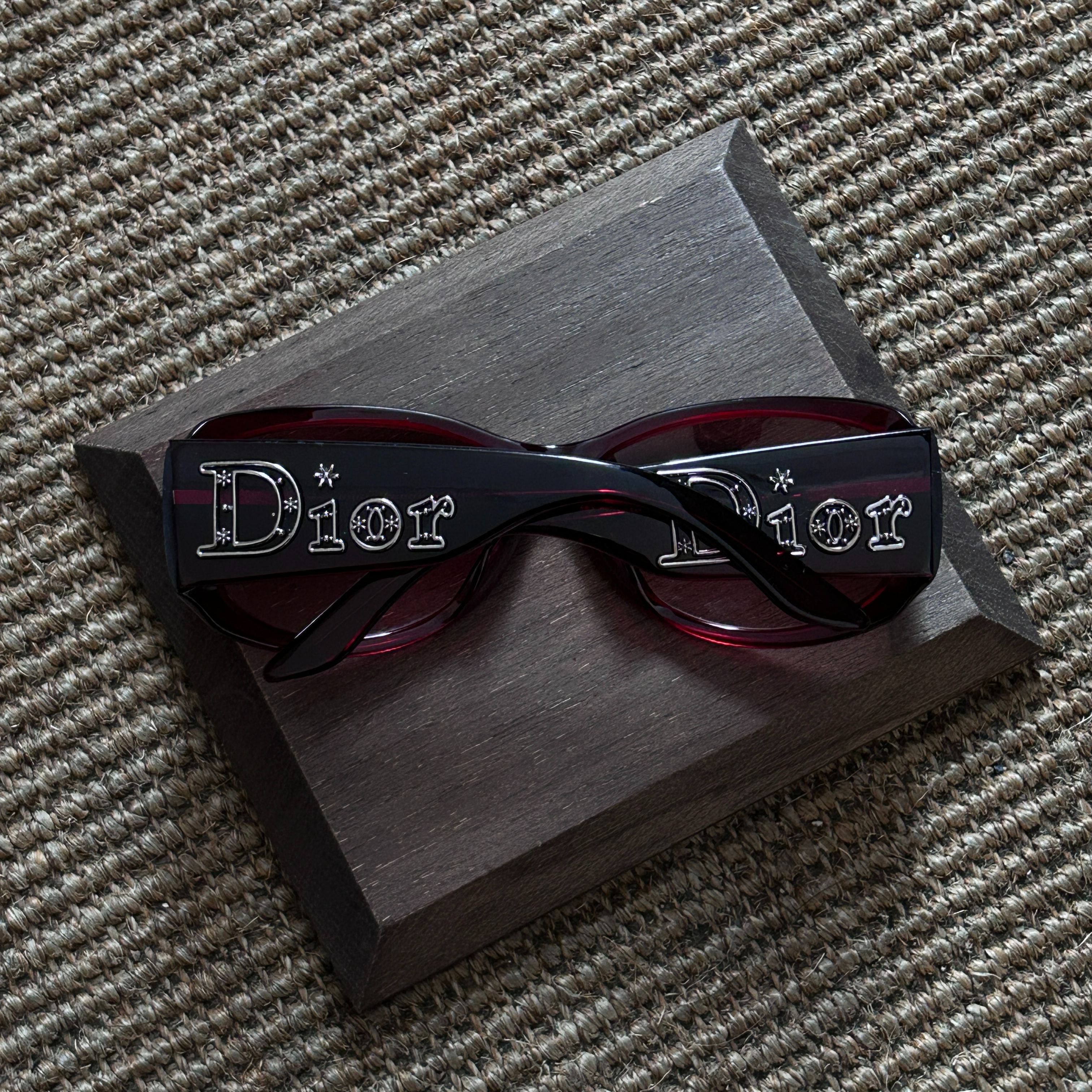D Carved oval red sunglasses