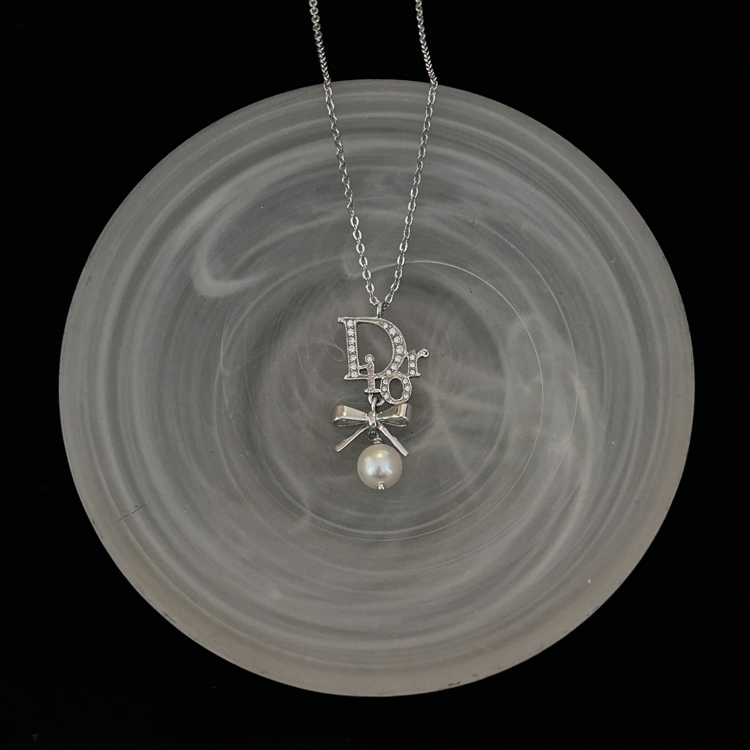 D Bow pendant necklace