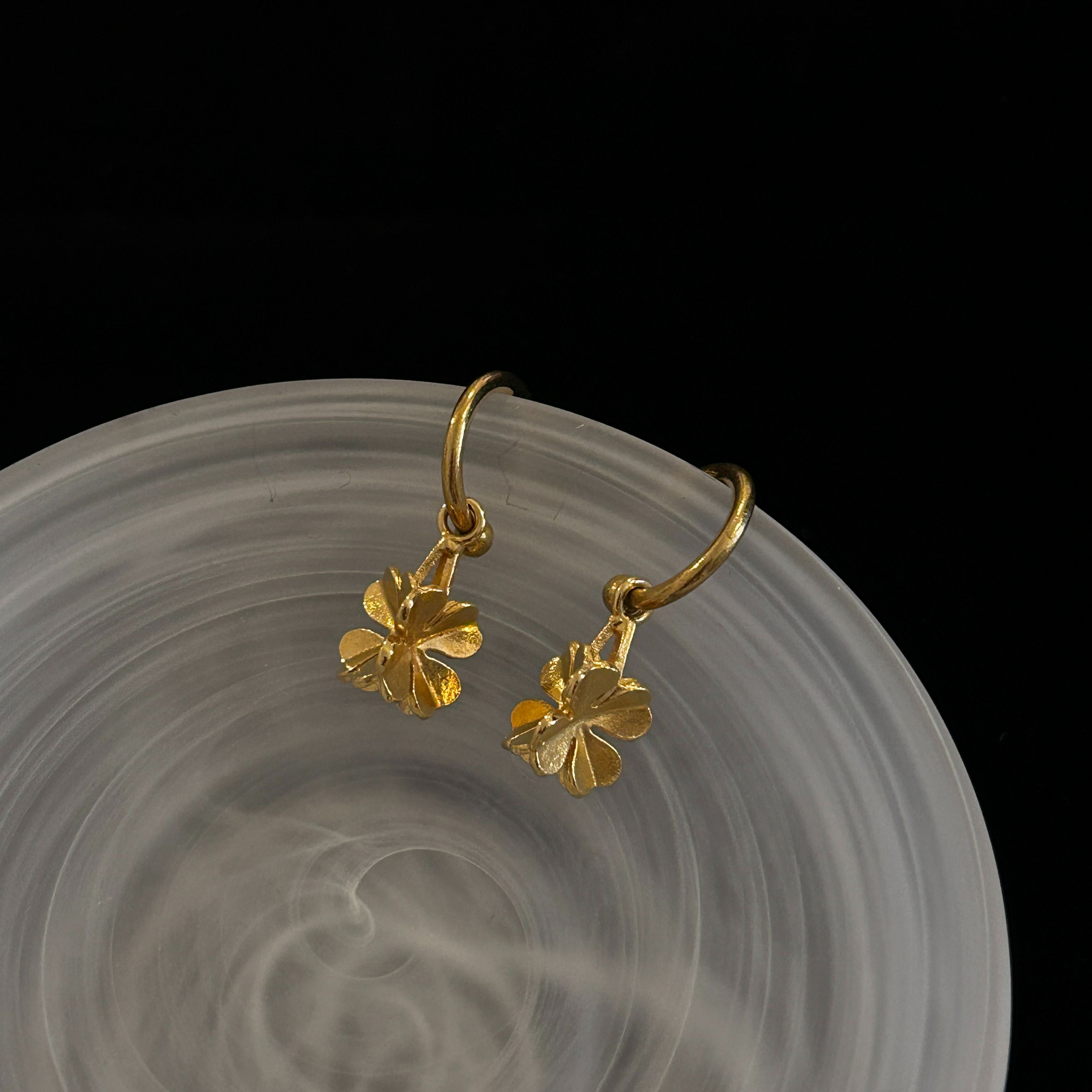 C Four-leaf clover pendant gold earrings