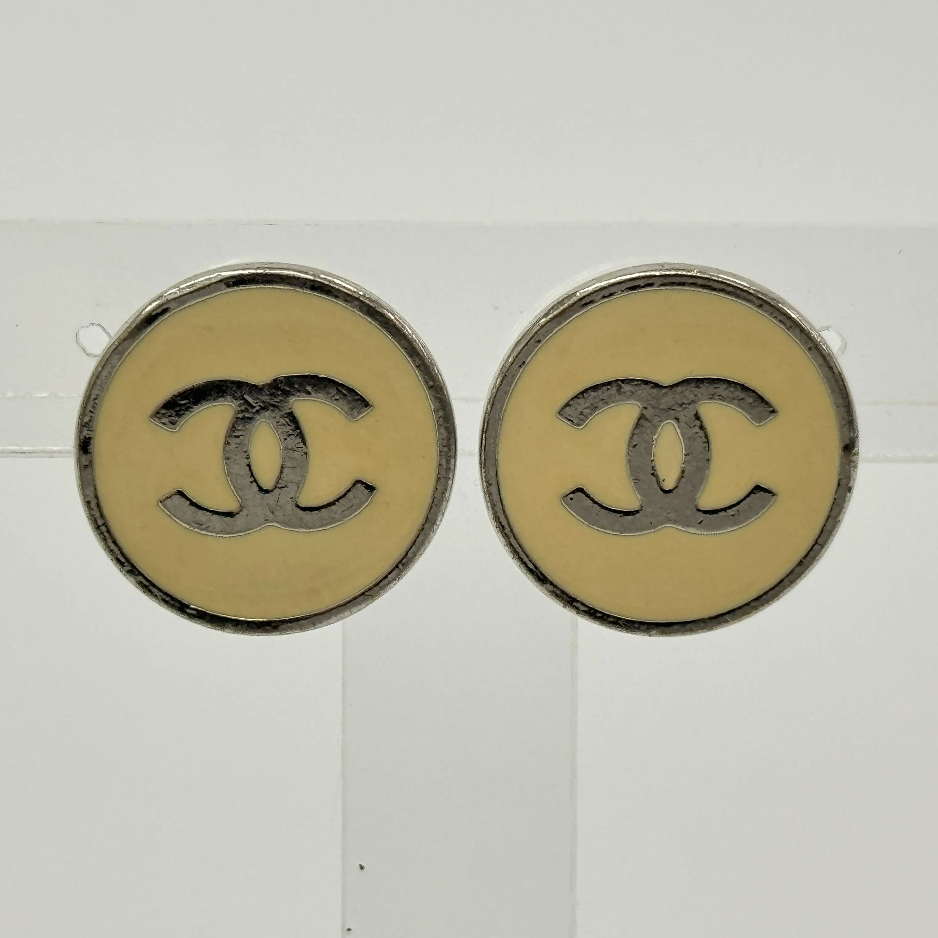 C Round gold earrings