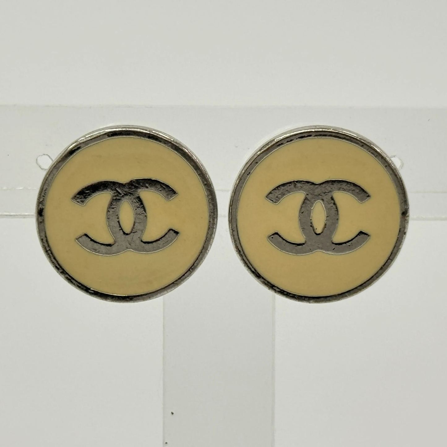 C Round gold earrings