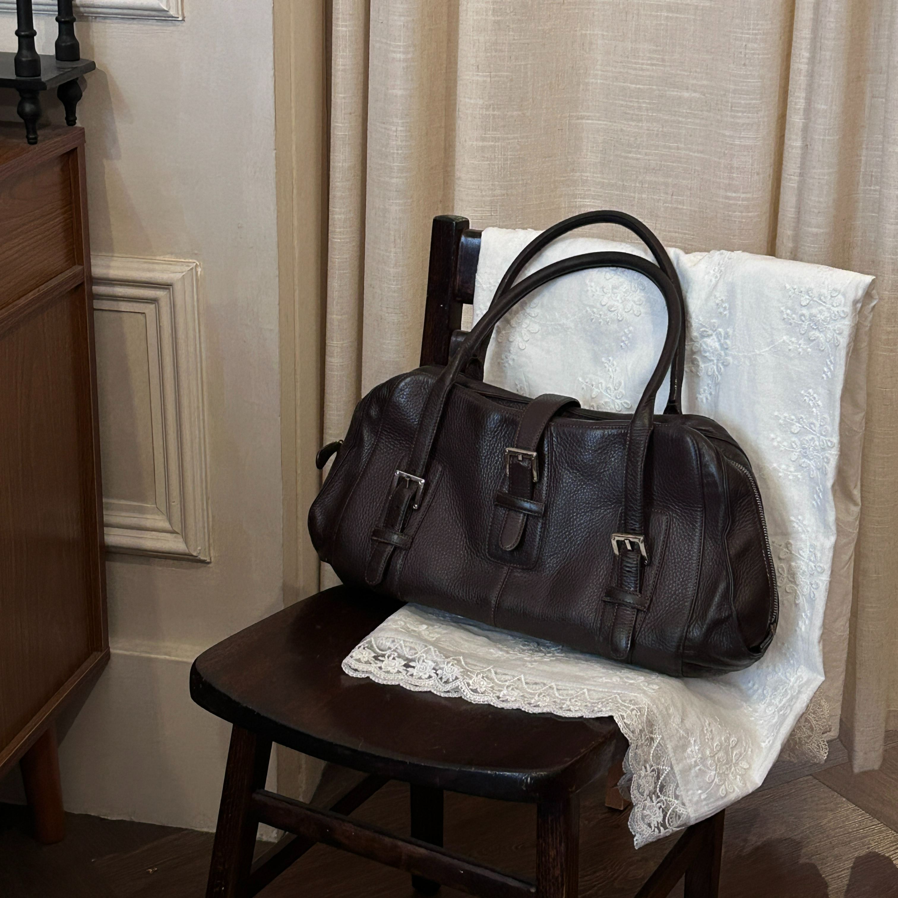 L UFO-shaped shoulder bag