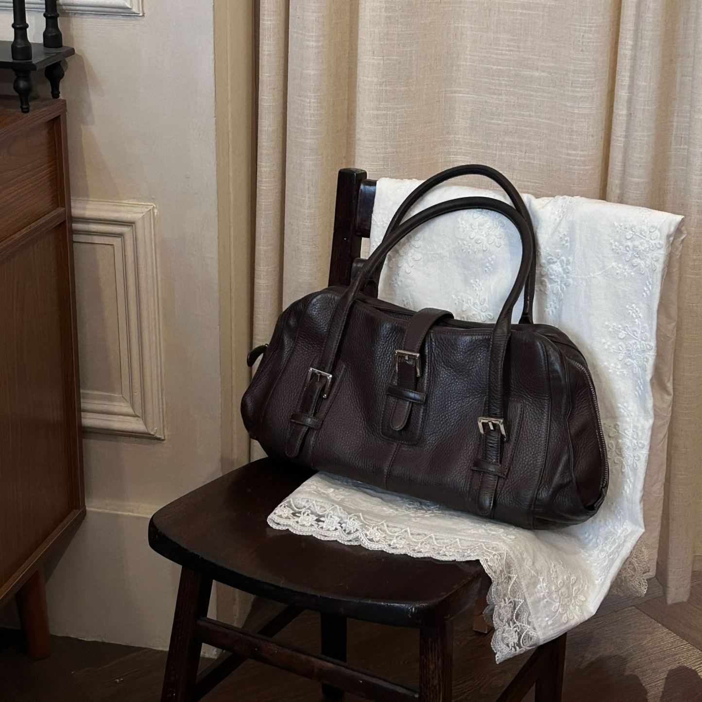 L UFO-shaped shoulder bag