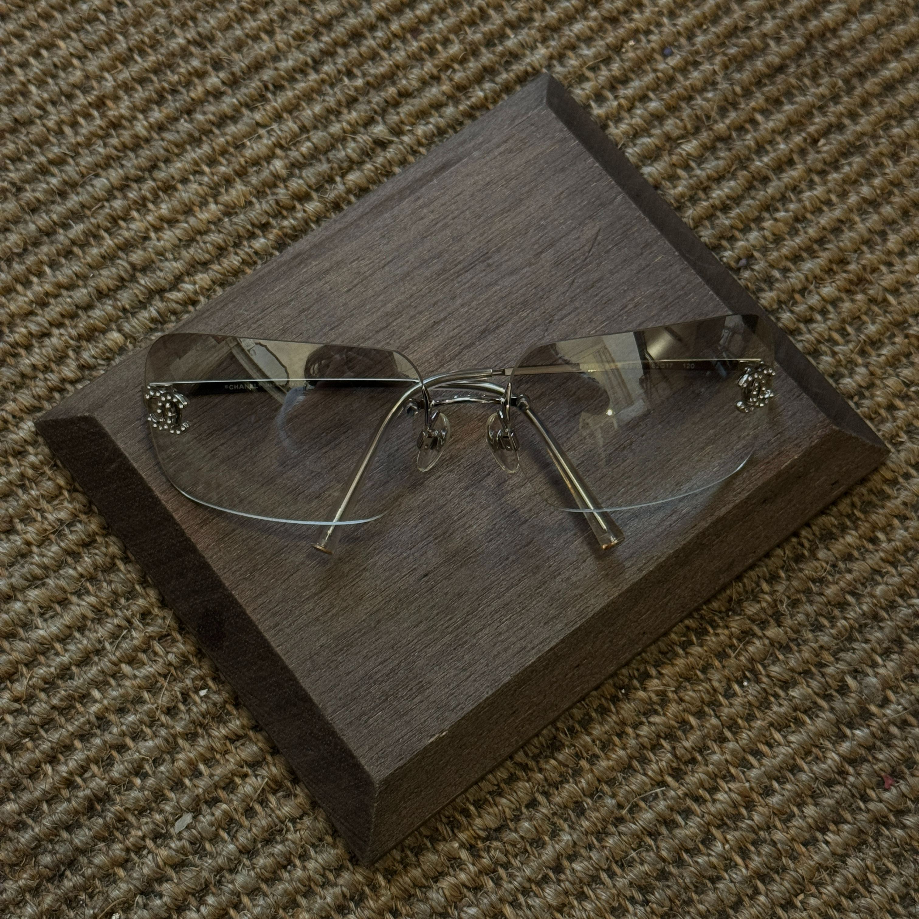 C Frameless gradient white sunglasses