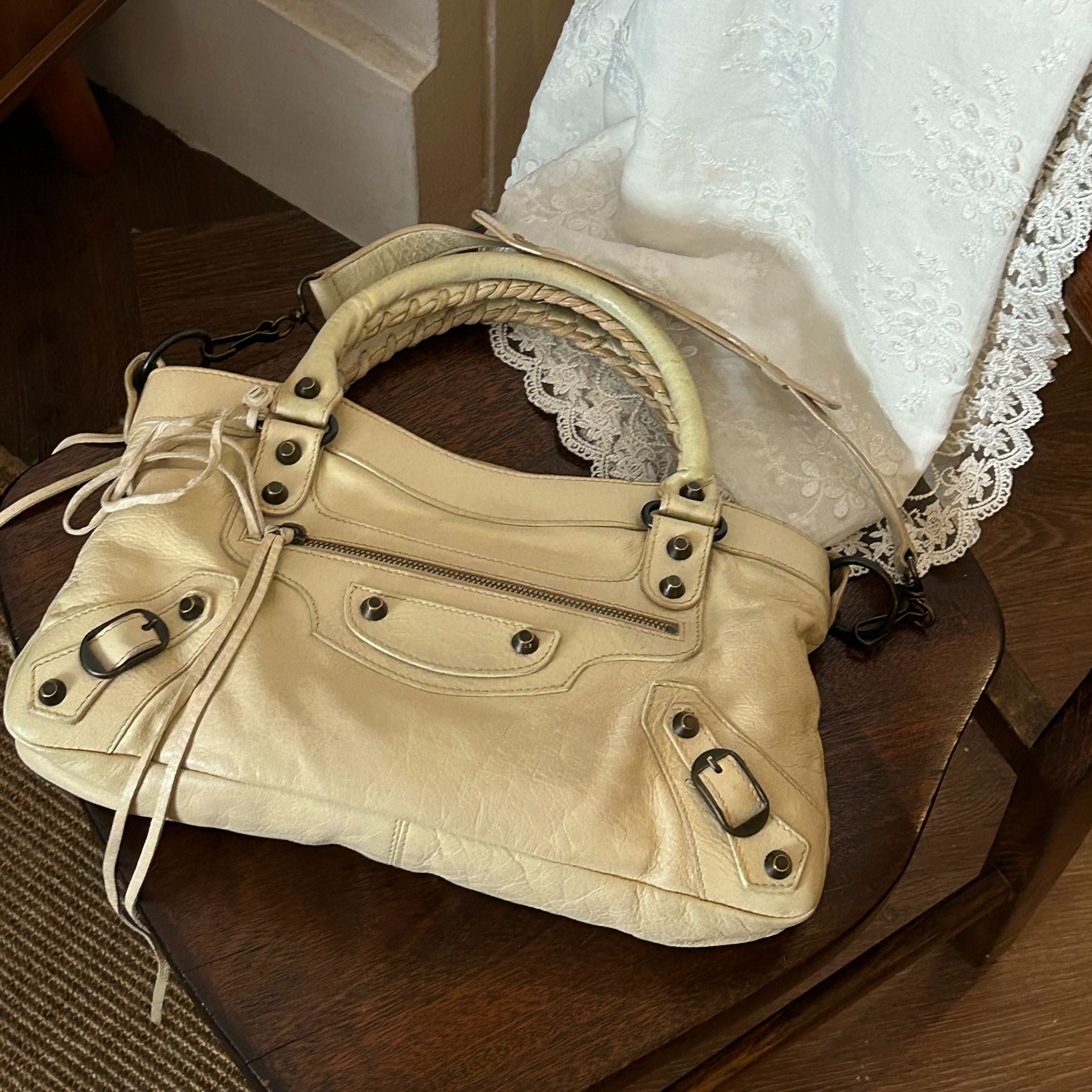 B Creamy yellow small motorcycle bag