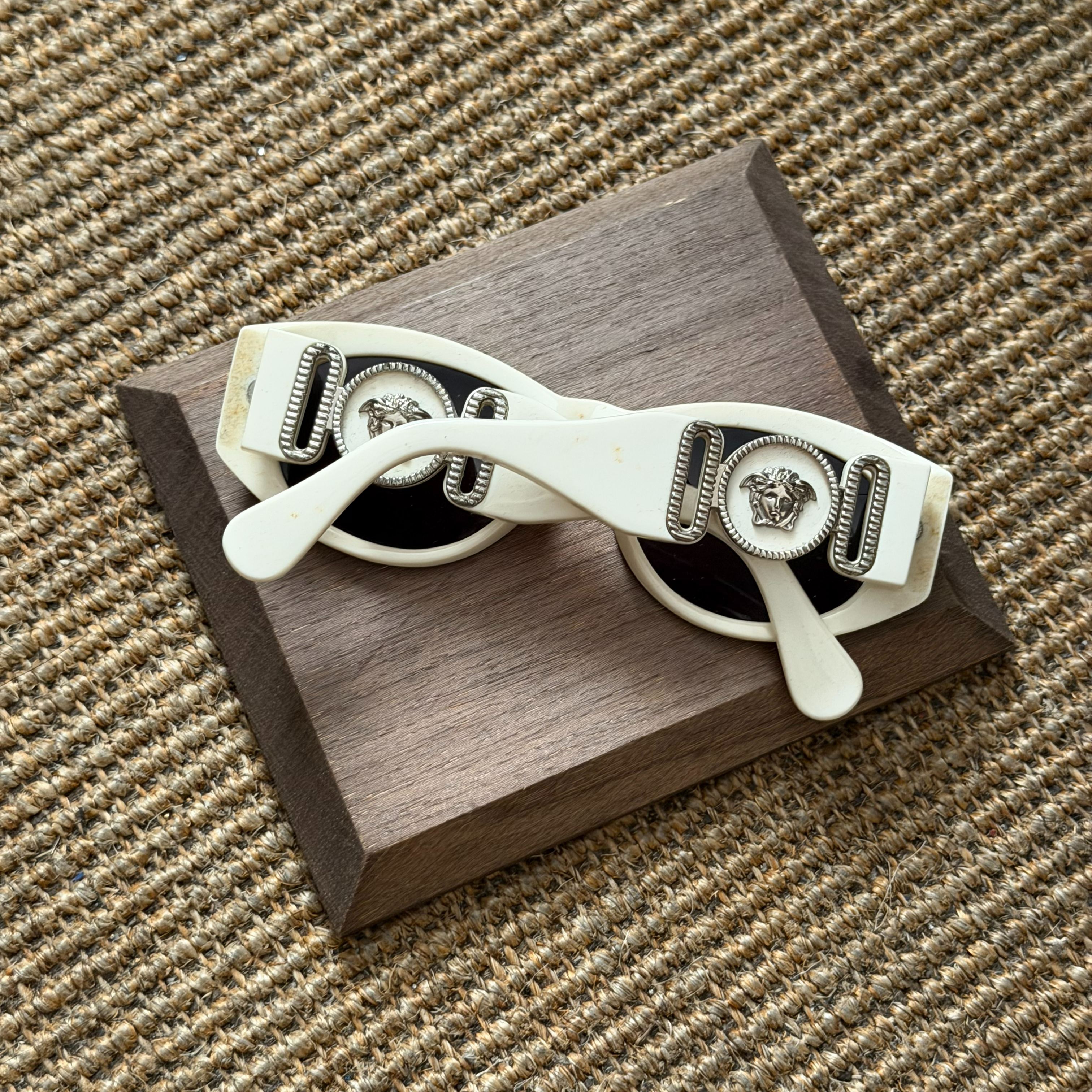 Ver Oval white sunglasses
