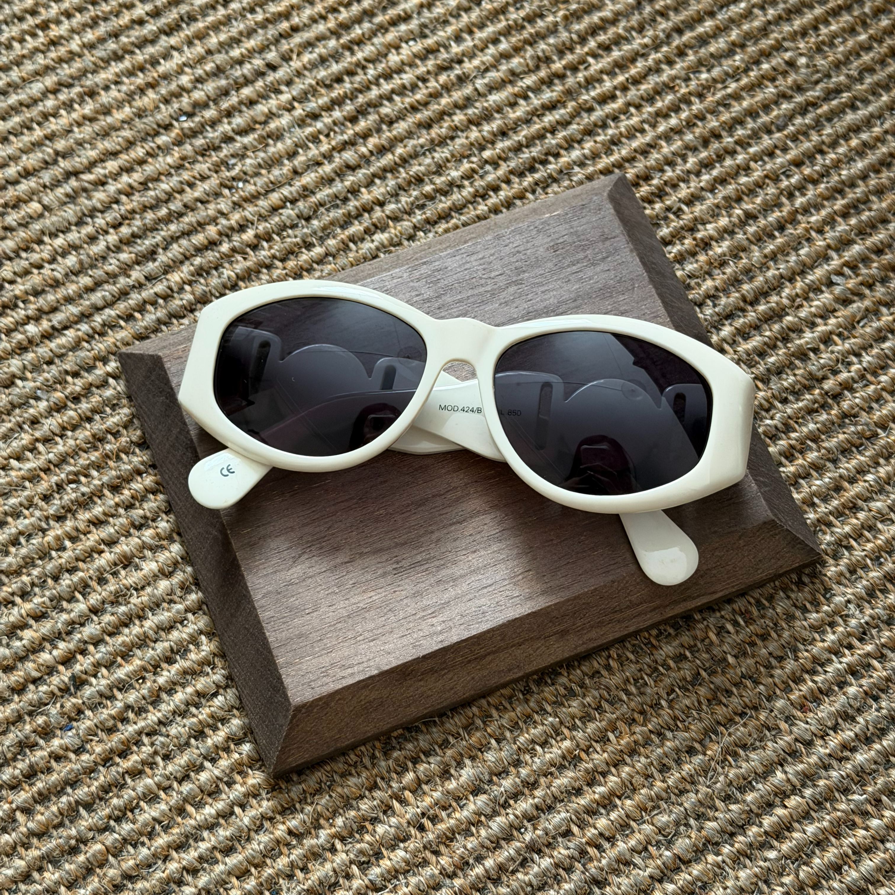 Ver Oval white sunglasses