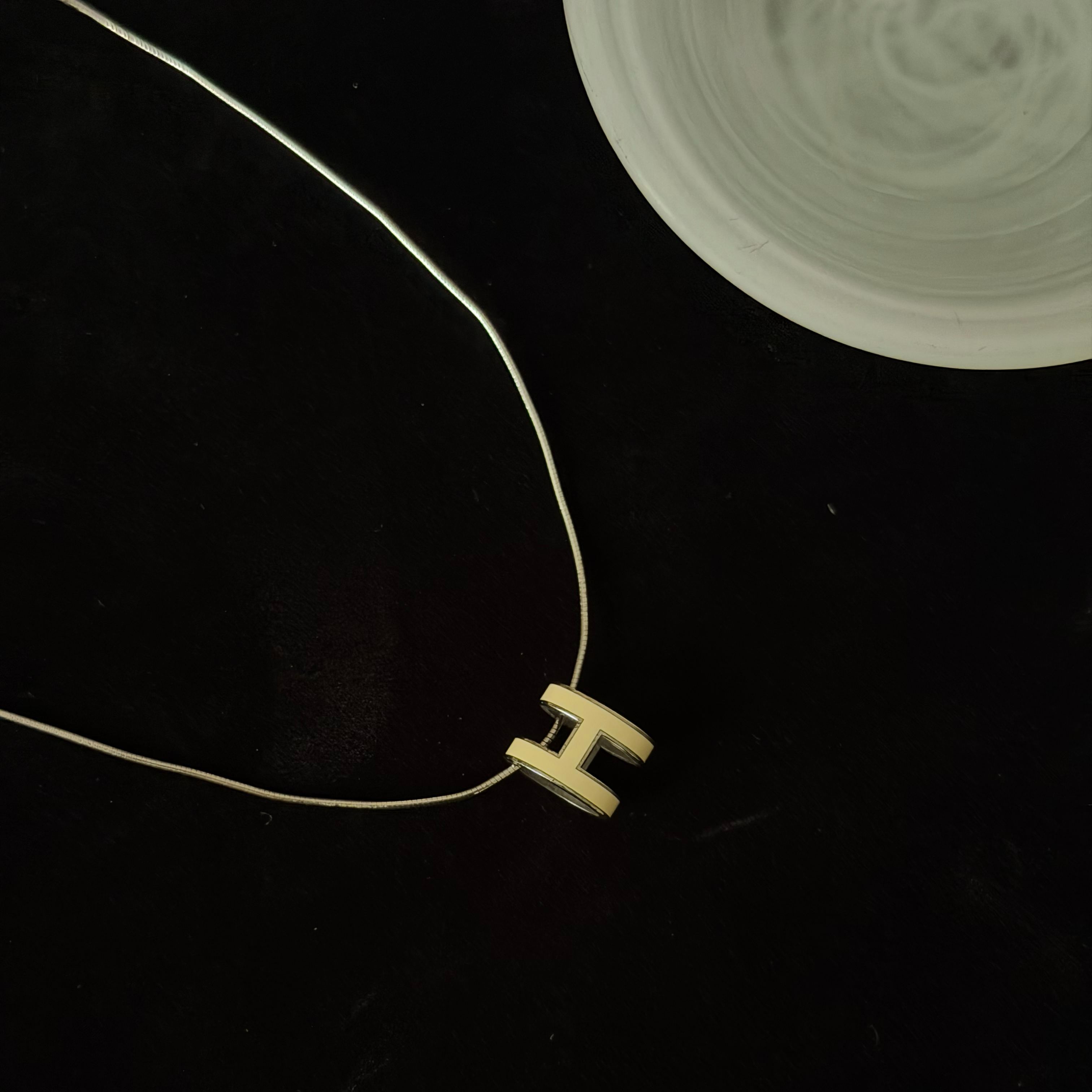 H Classic Collarbone White Necklace