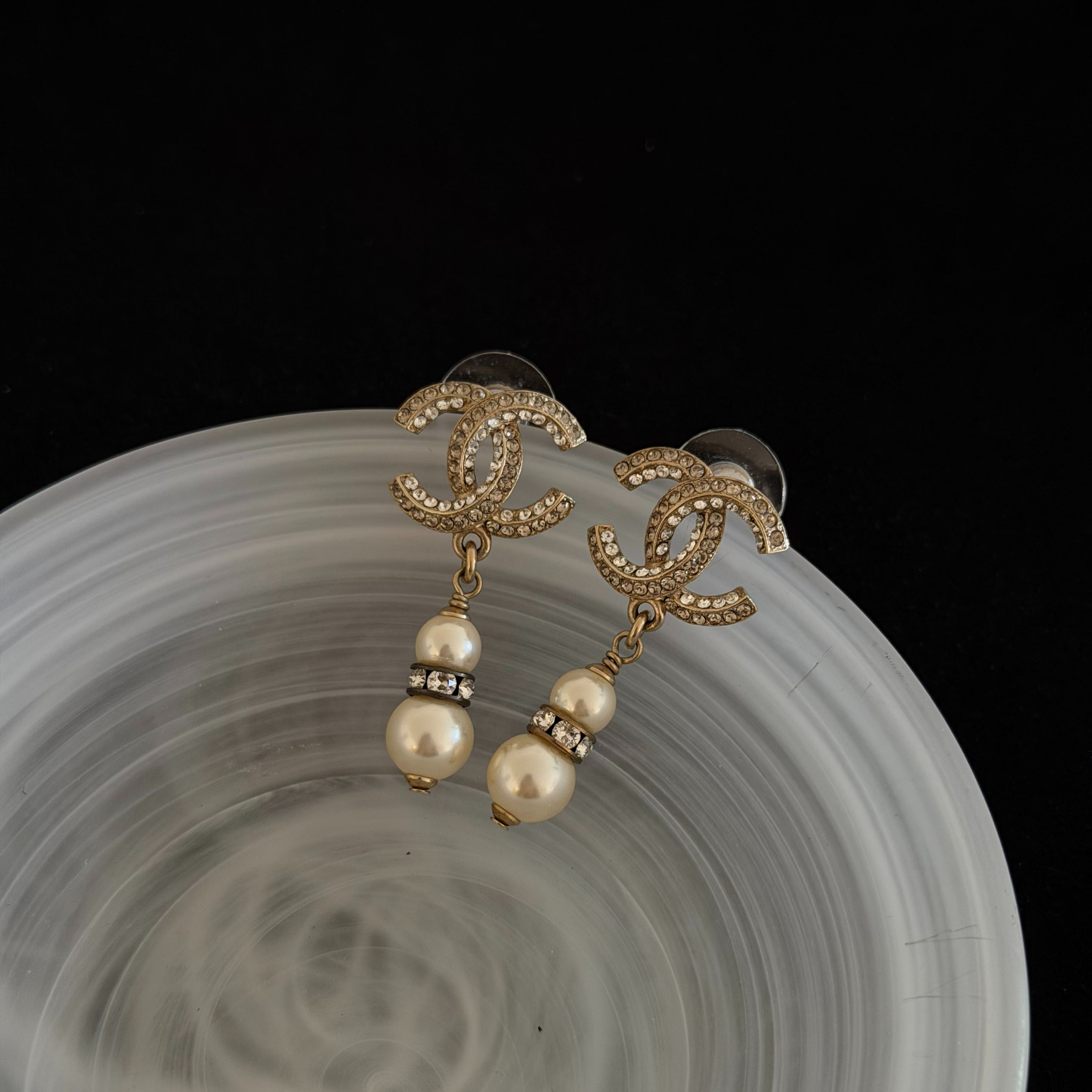 C Gourd-shaped pearl double C full diamond earrings