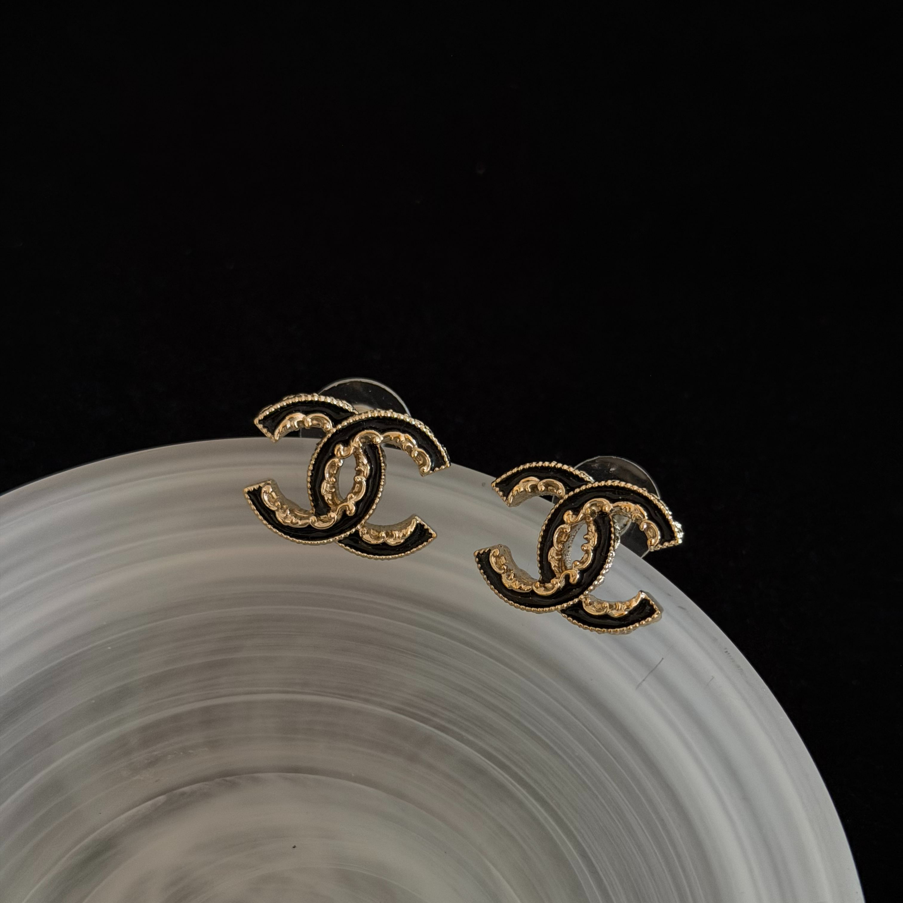 C Wavy Black Gold Double C earrings