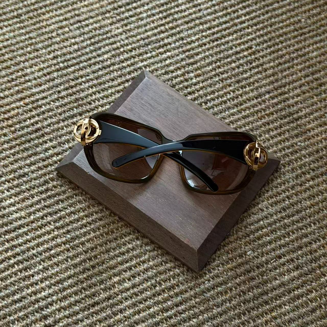 C Gold logo black sunglasses