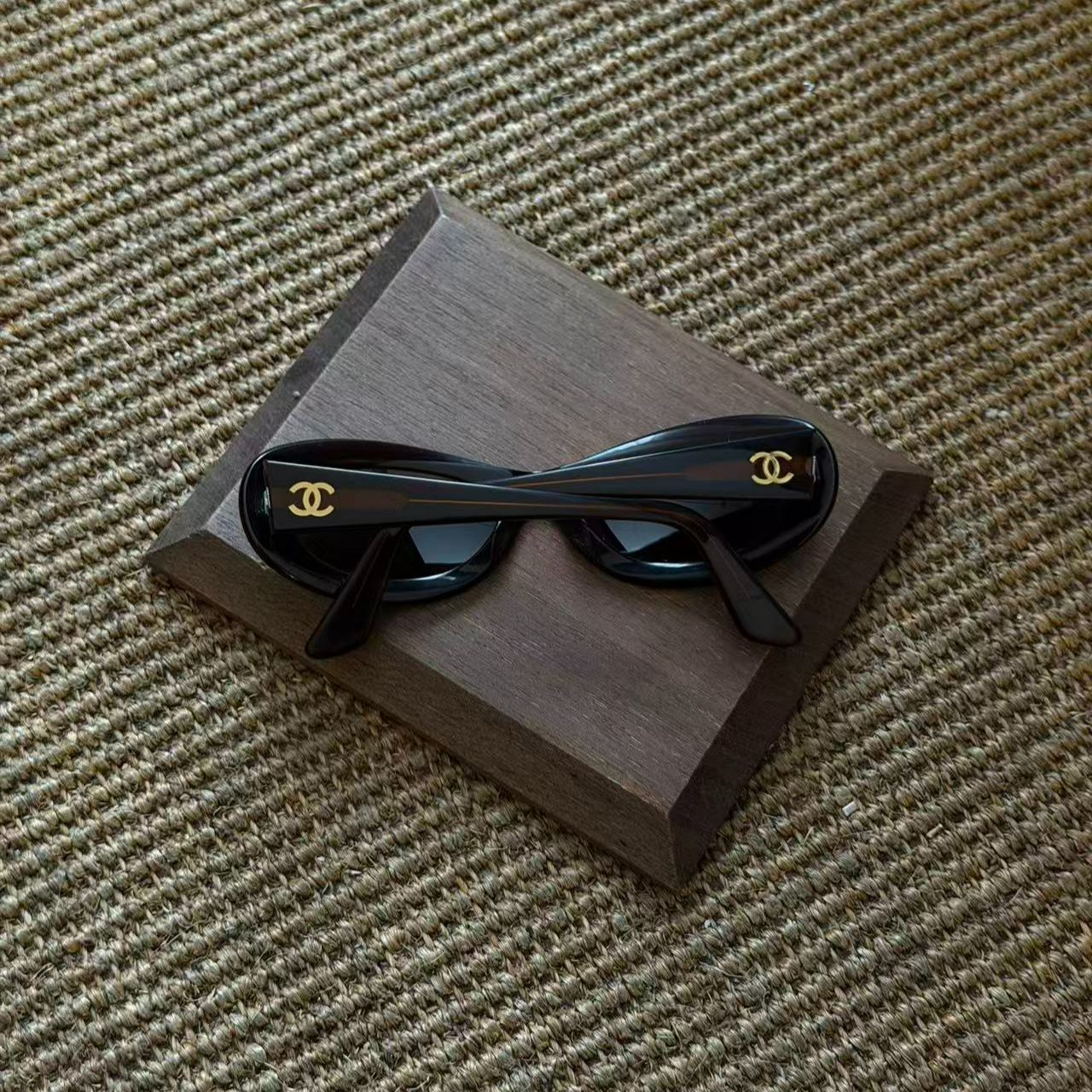 C Oval-framed sunglasses
