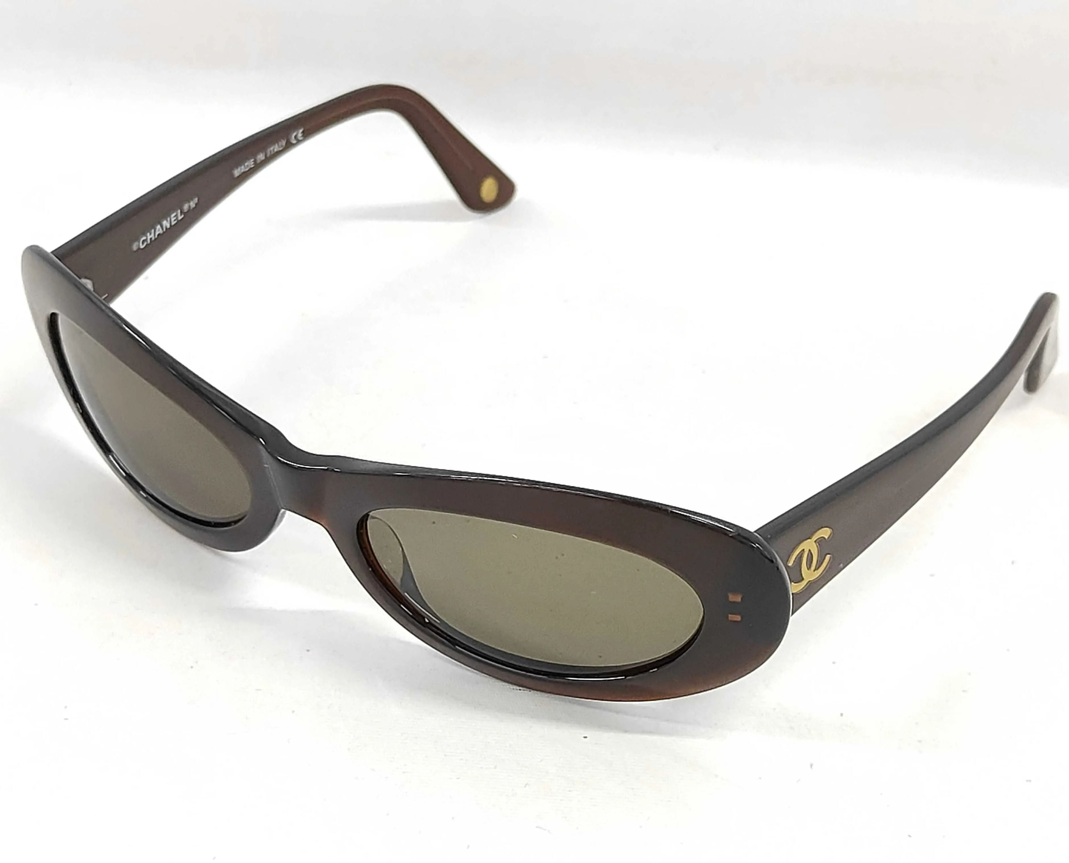 C Oval-framed sunglasses
