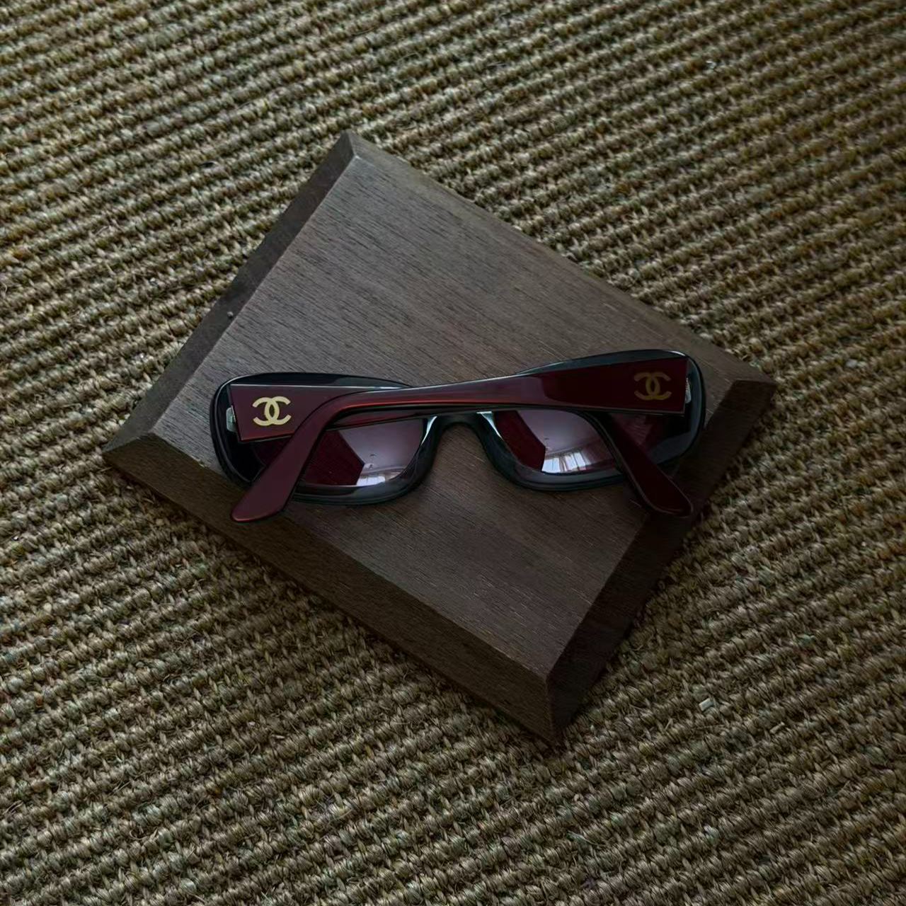 C Oval-framed red sunglasses
