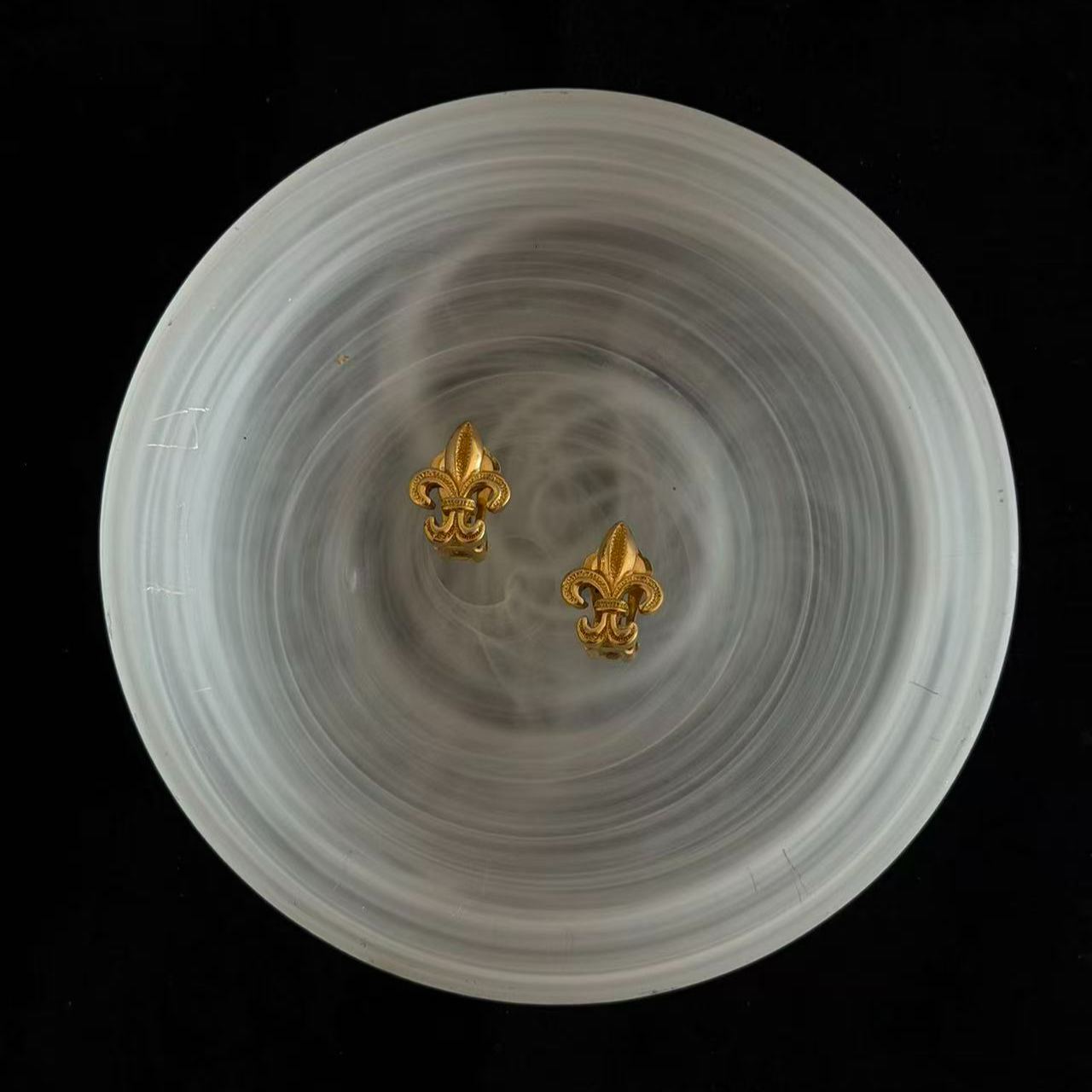 D Iris ear clips