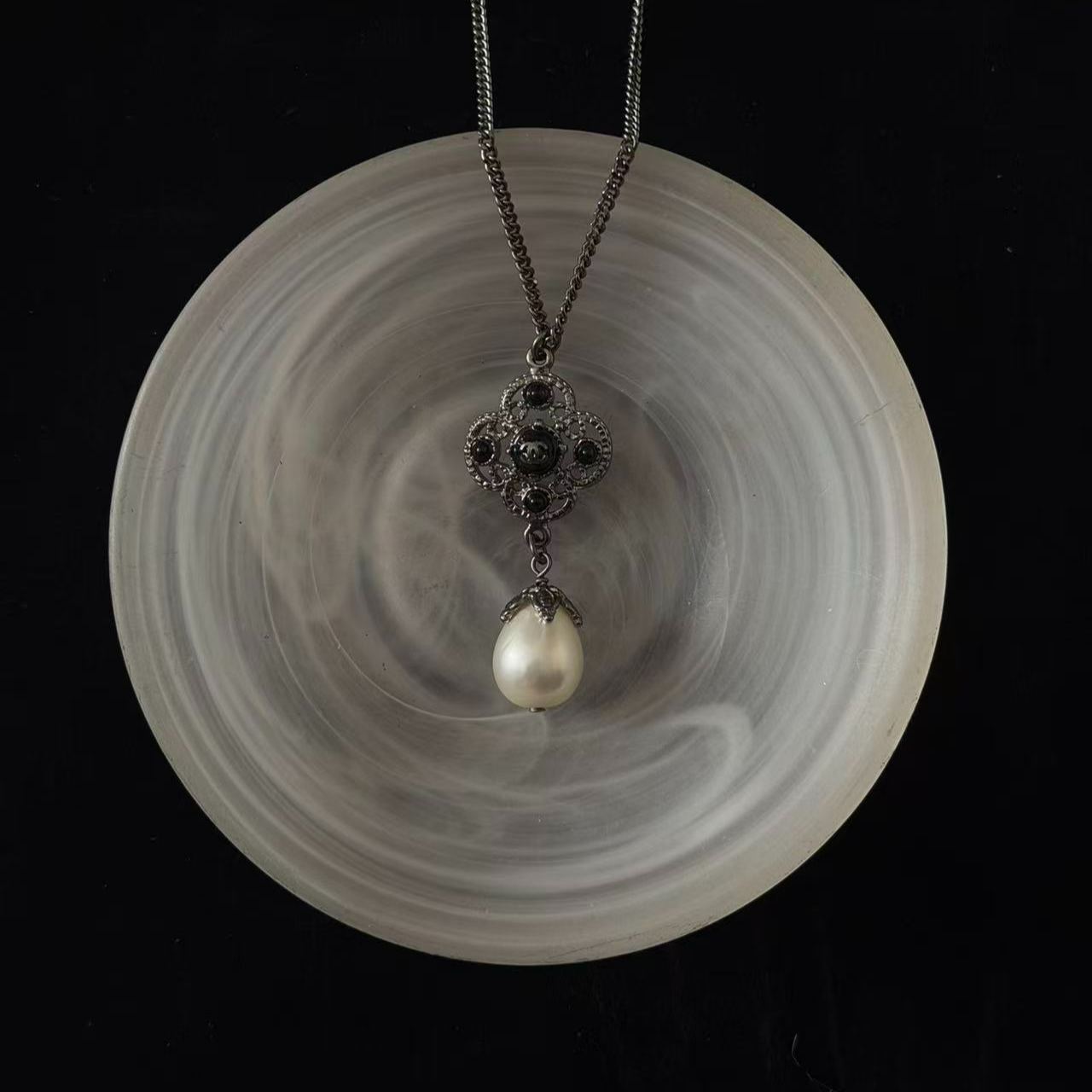 C Hollow window pattern pearl pendant necklace
