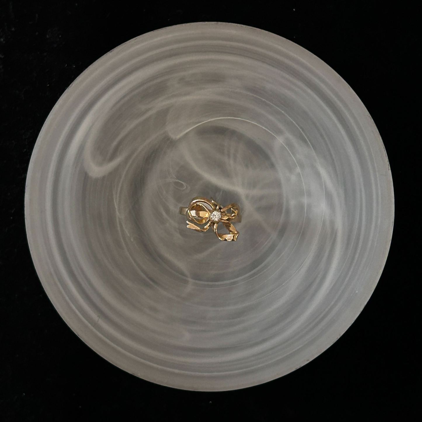 D Bow gold ring