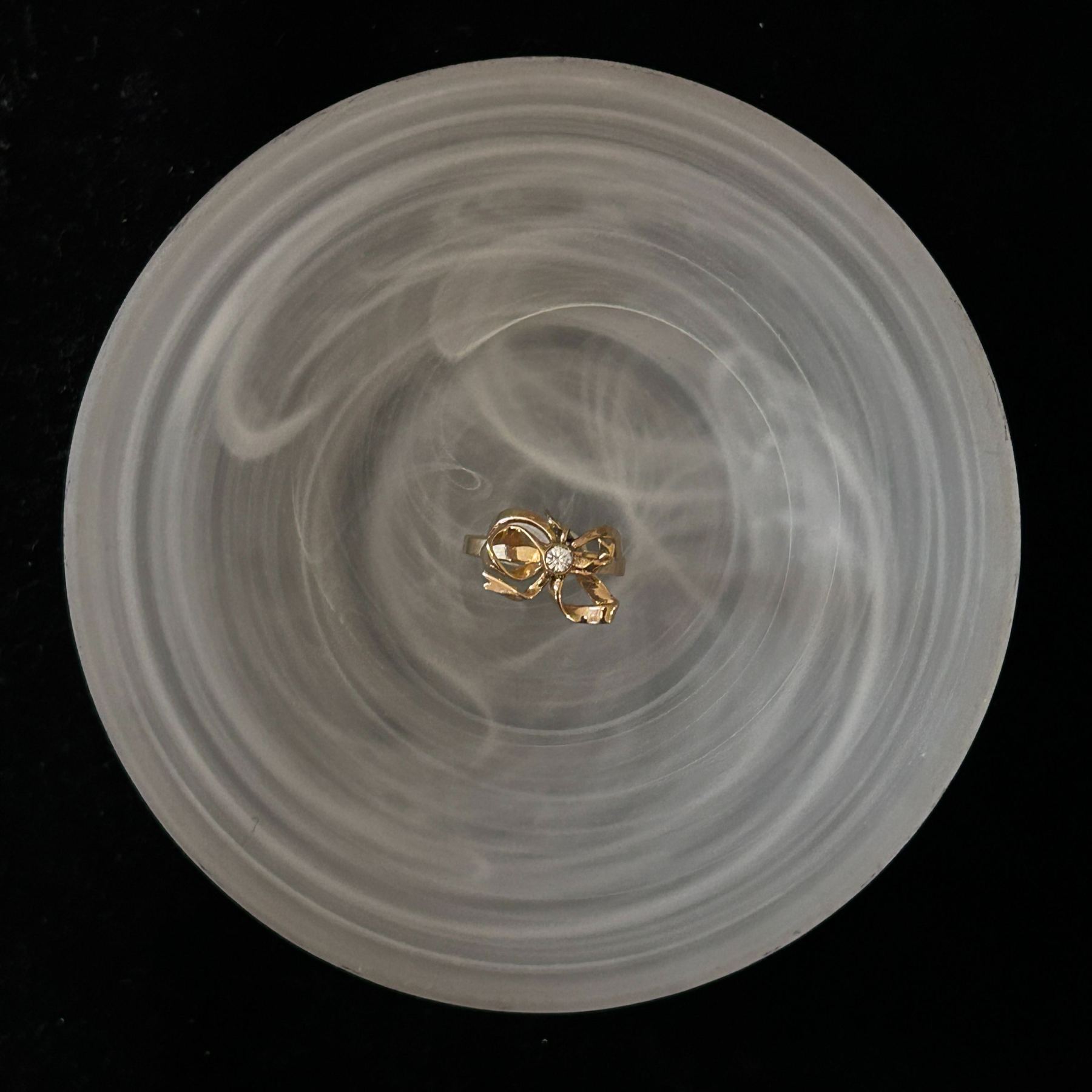 D Bow gold ring