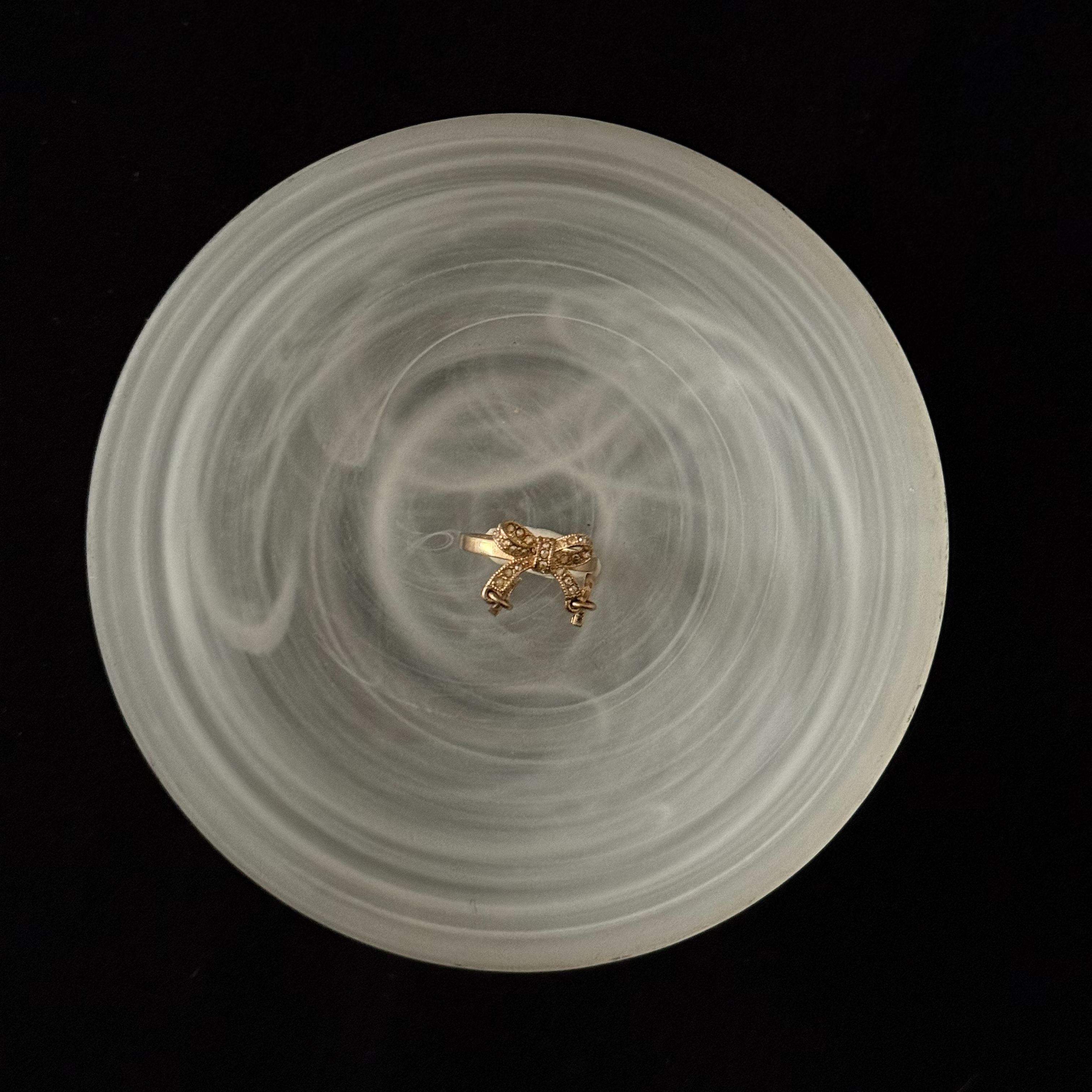 D Bow-shaped diamond gold ring