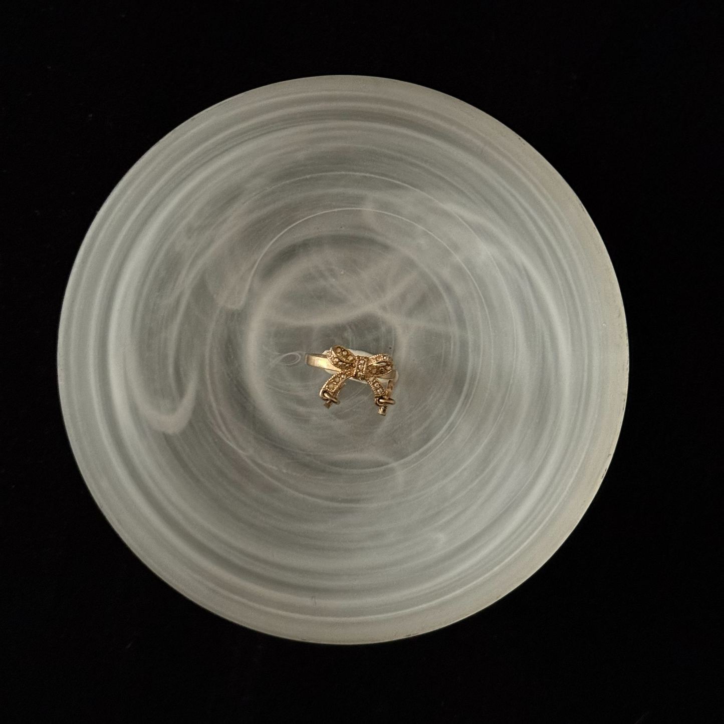 D Bow-shaped diamond gold ring