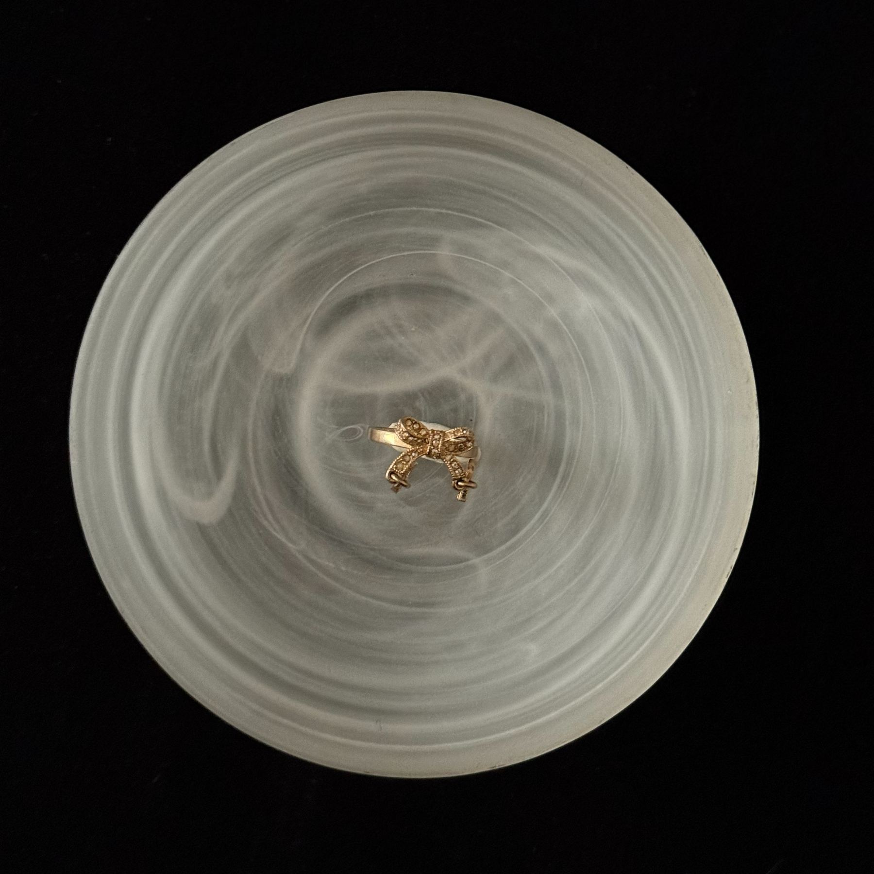D Bow-shaped diamond gold ring