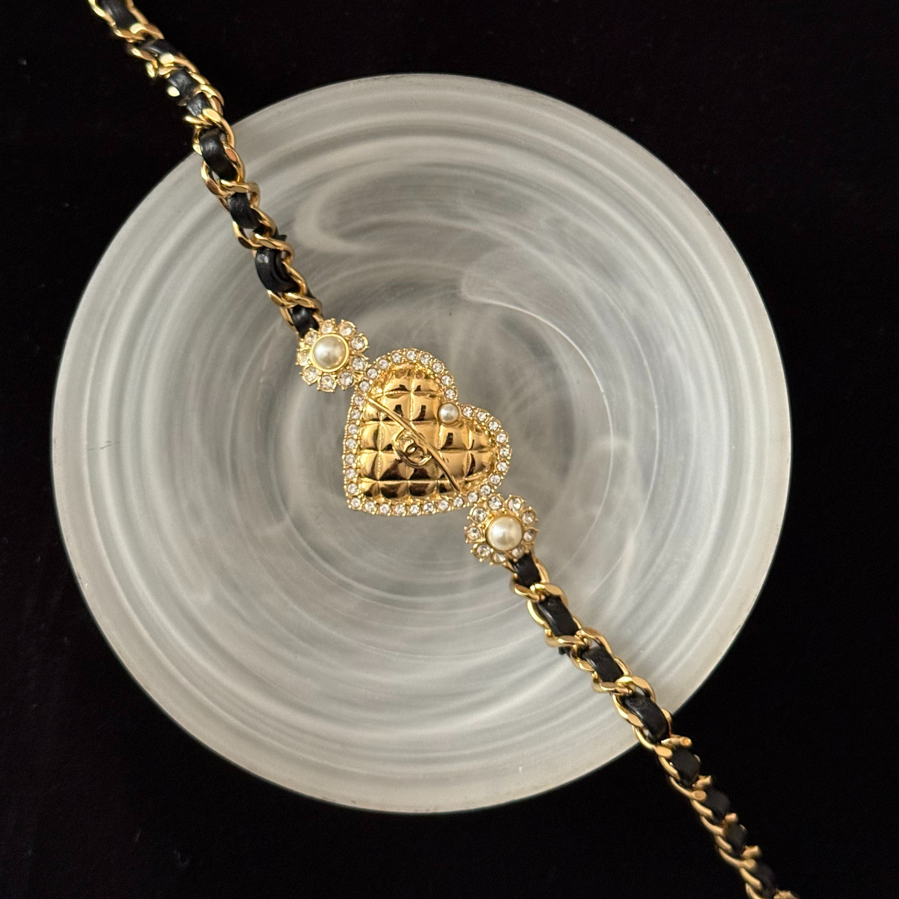 C Heart-shaped pearl and leather cord necklace