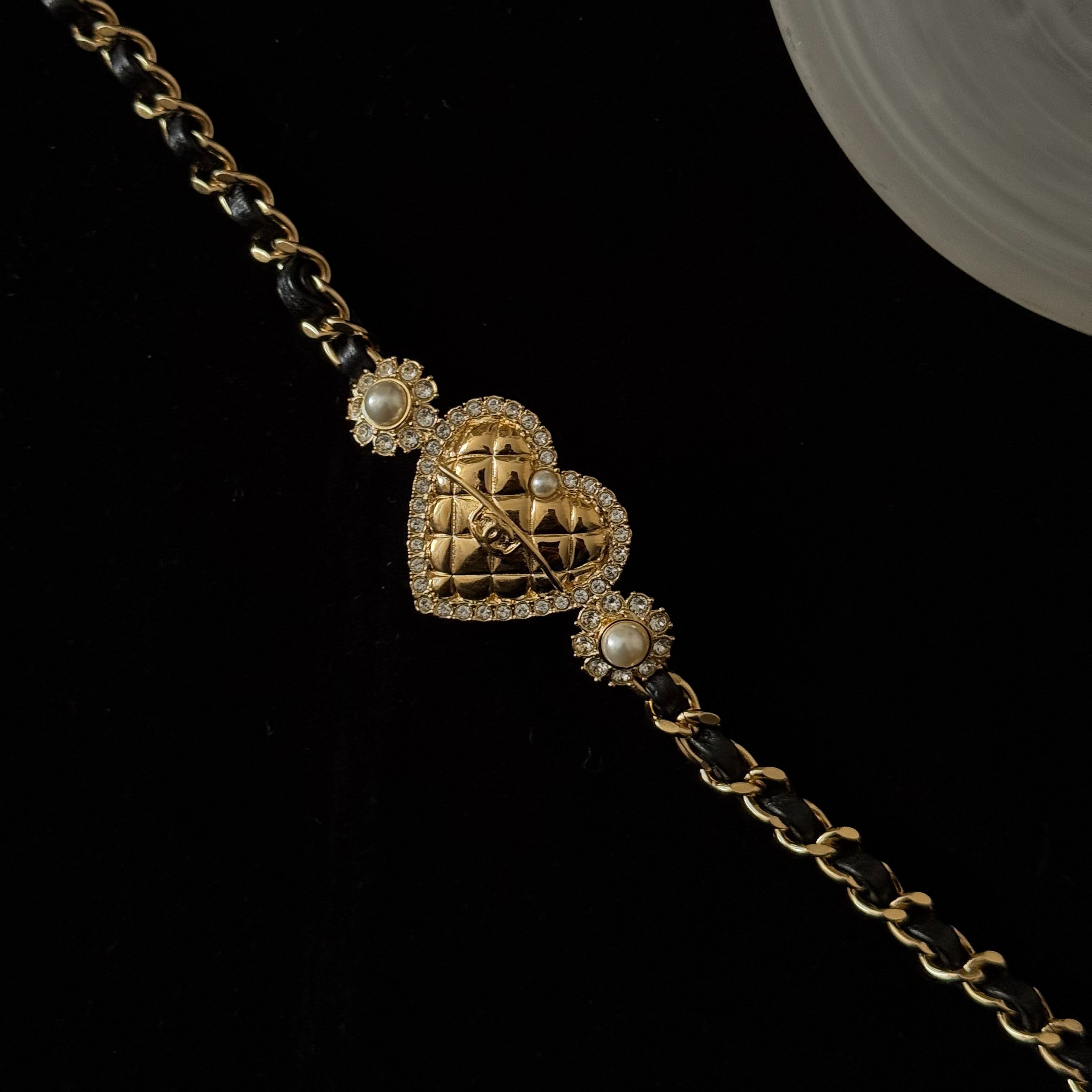 C Heart-shaped pearl and leather cord necklace