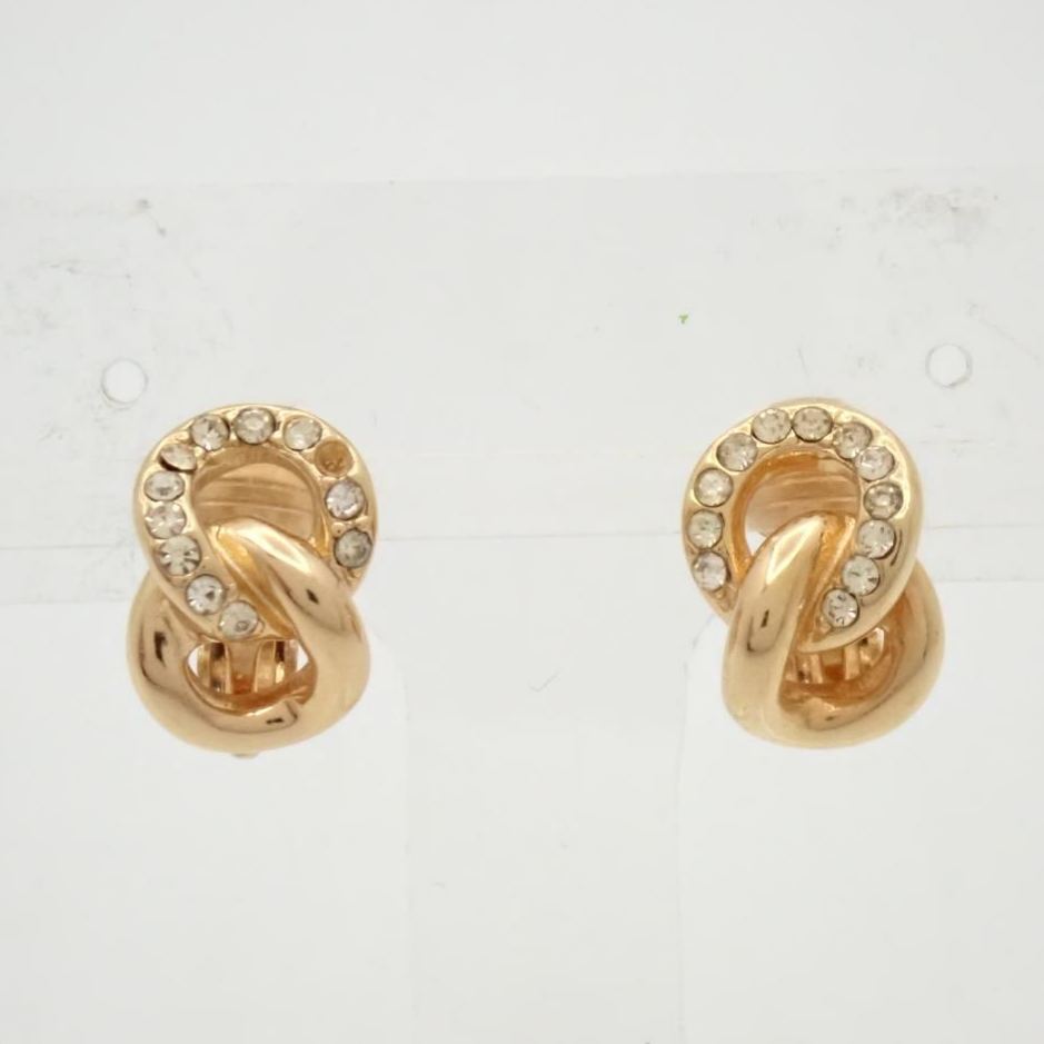 D Figure 8 diamond ear clip
