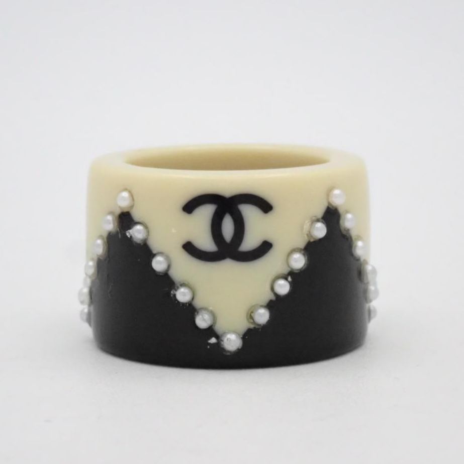 D Acrylic Black and White Herringbone Pearl Ring