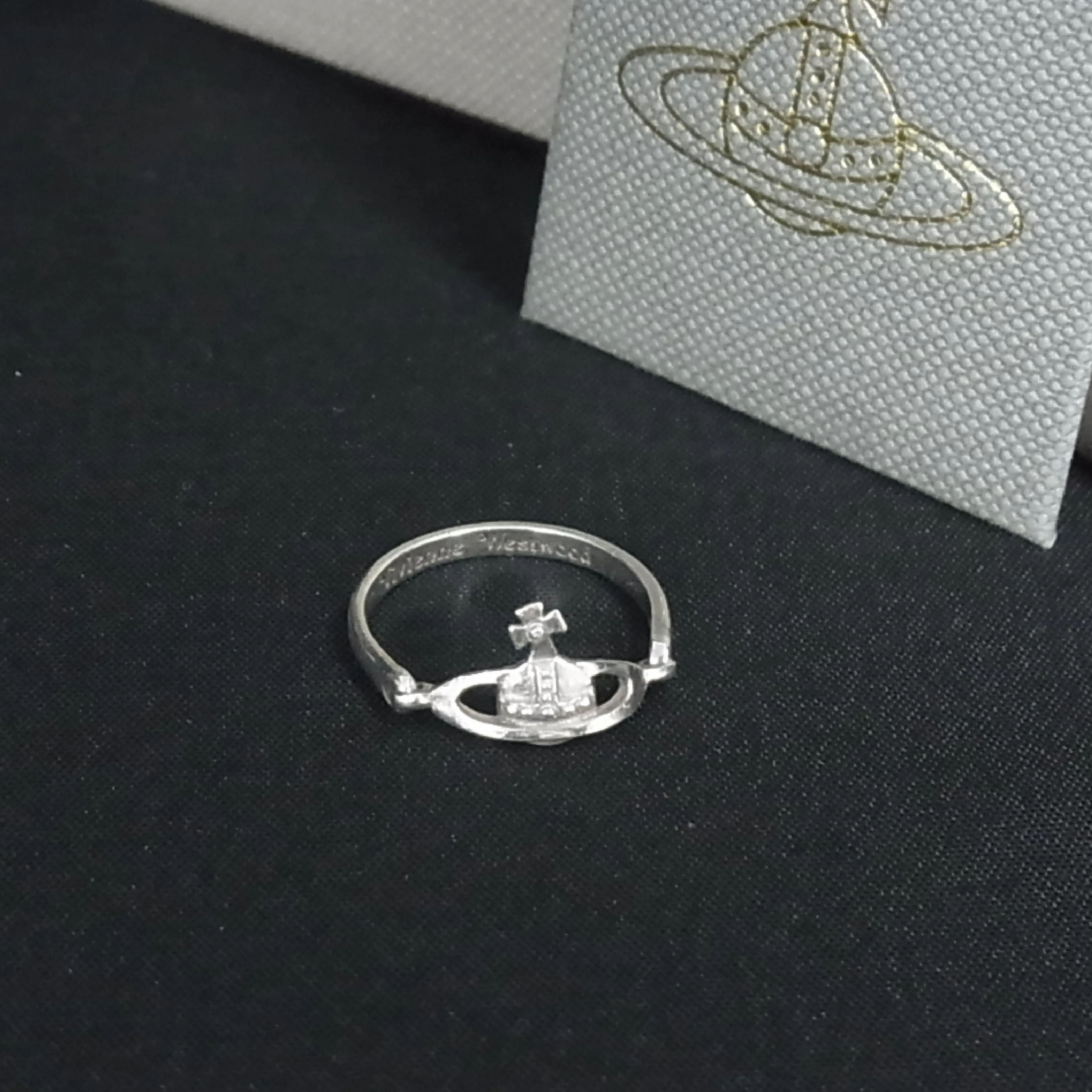 V Reversible Saturn Ring