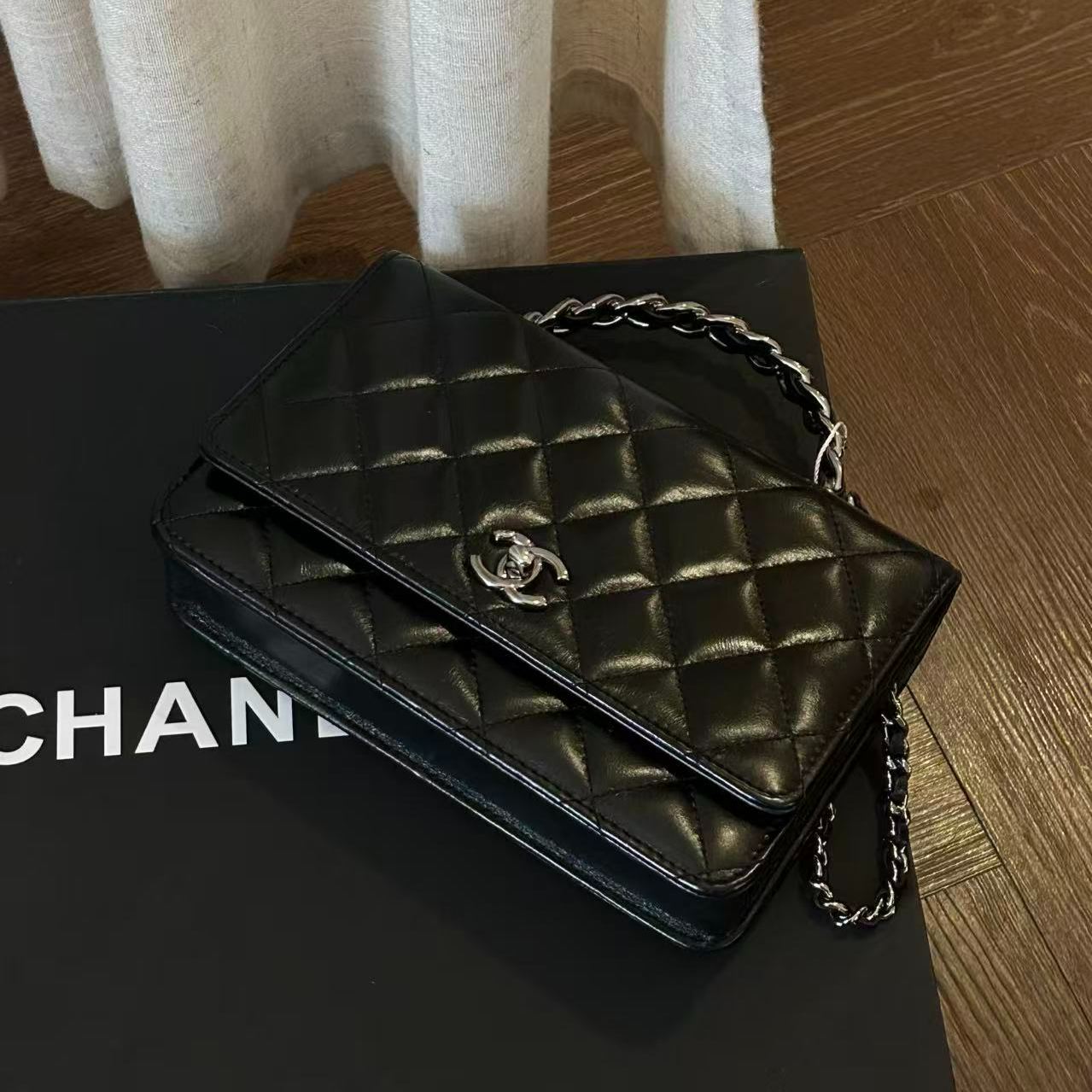 C Handle-style accordion bag