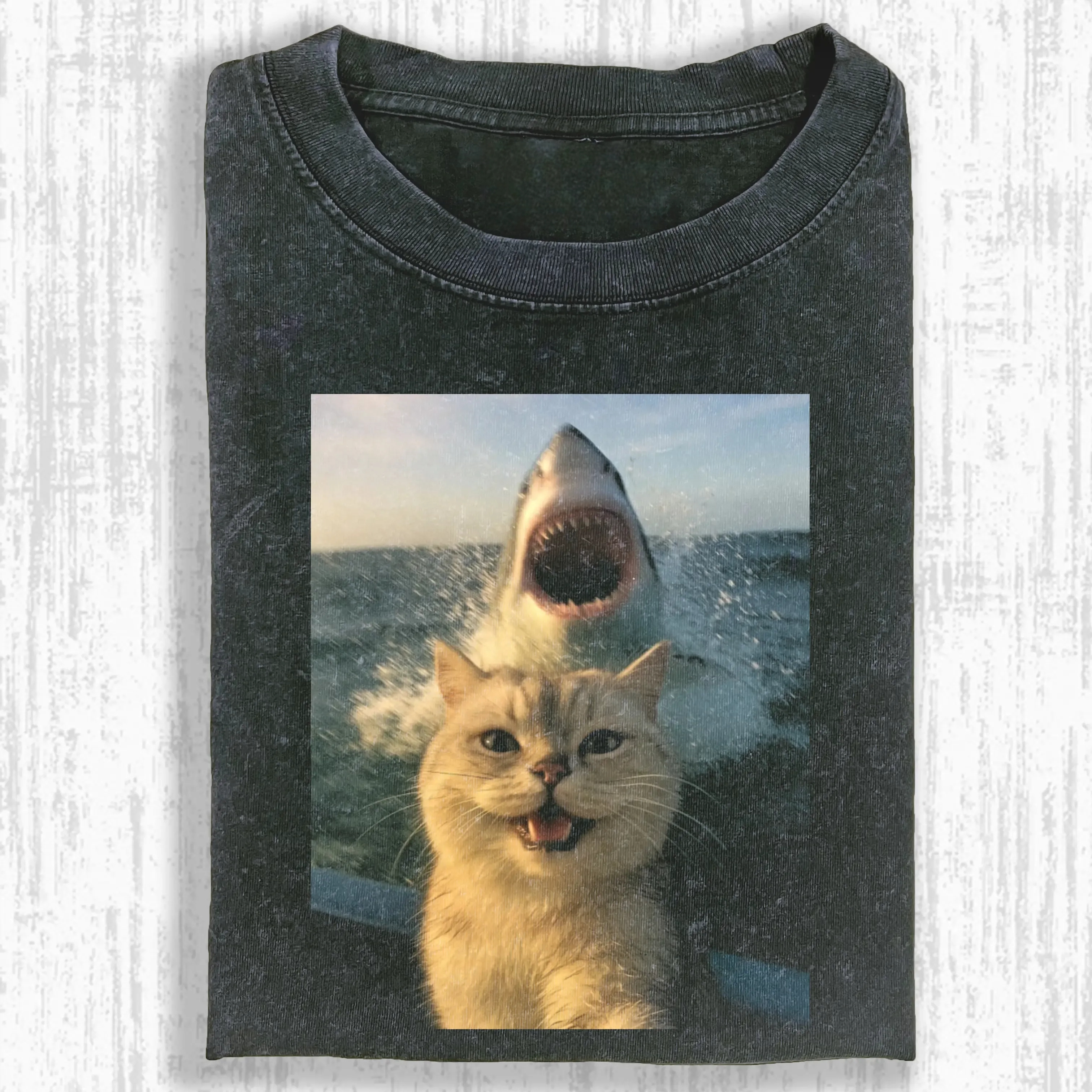 SCARING CAT  T-SHIRT