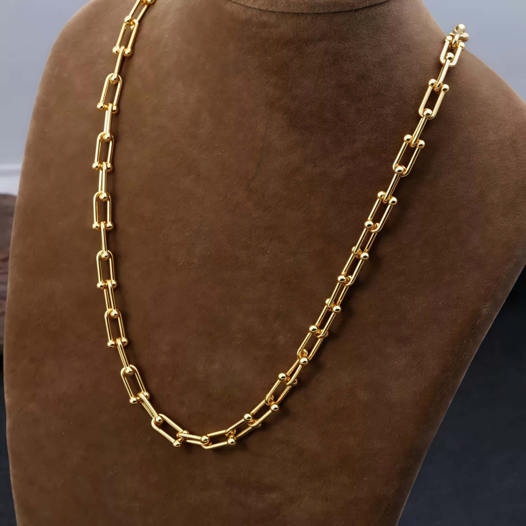 Luxurious Gold Toggle Closure Necklace