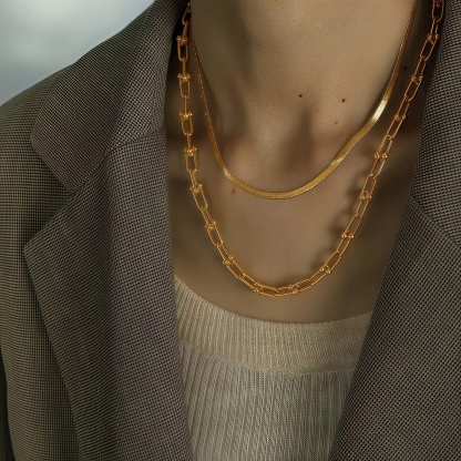 Luxurious Gold Toggle Closure Necklace