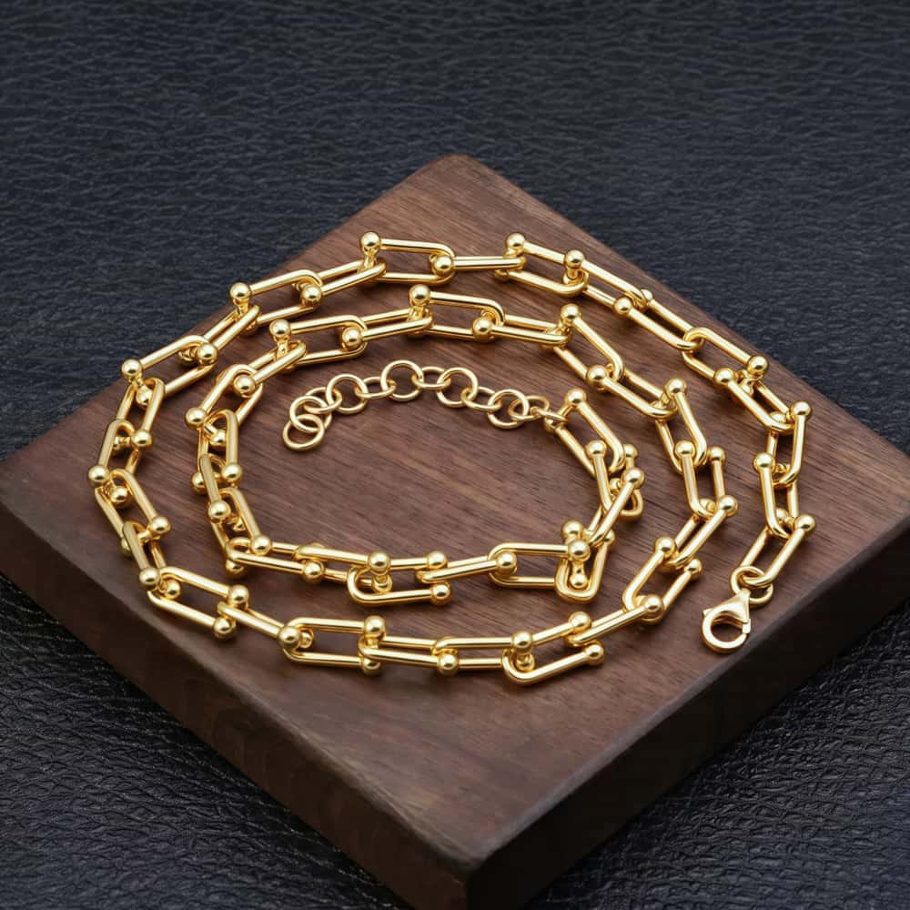 Luxurious Gold Toggle Closure Necklace