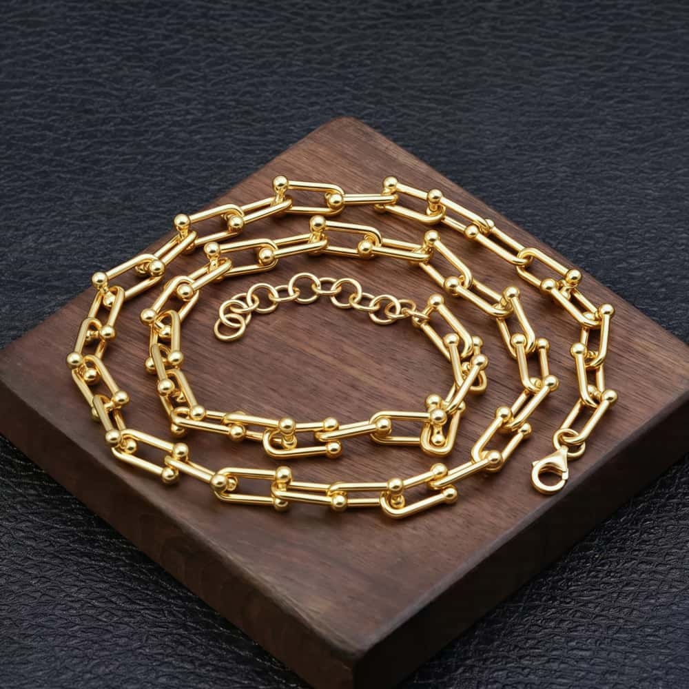 Luxurious Gold Toggle Closure Necklace