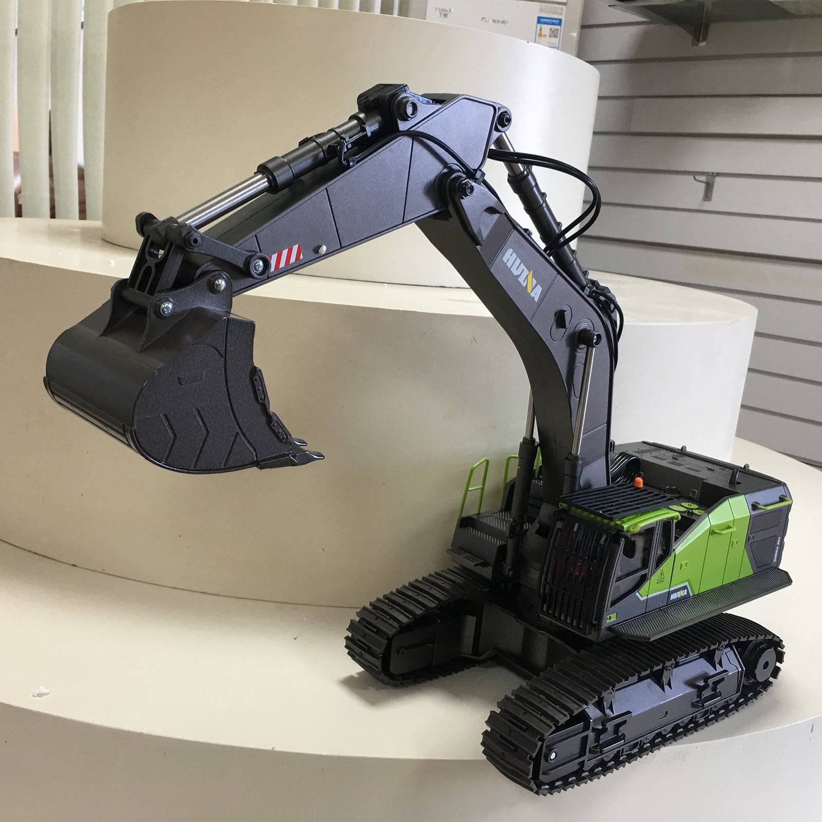Huina 1/14 Scale 22CH RC Excavator with Alloy Bucket 2.4G Remote Control Construction Vehicle Toy