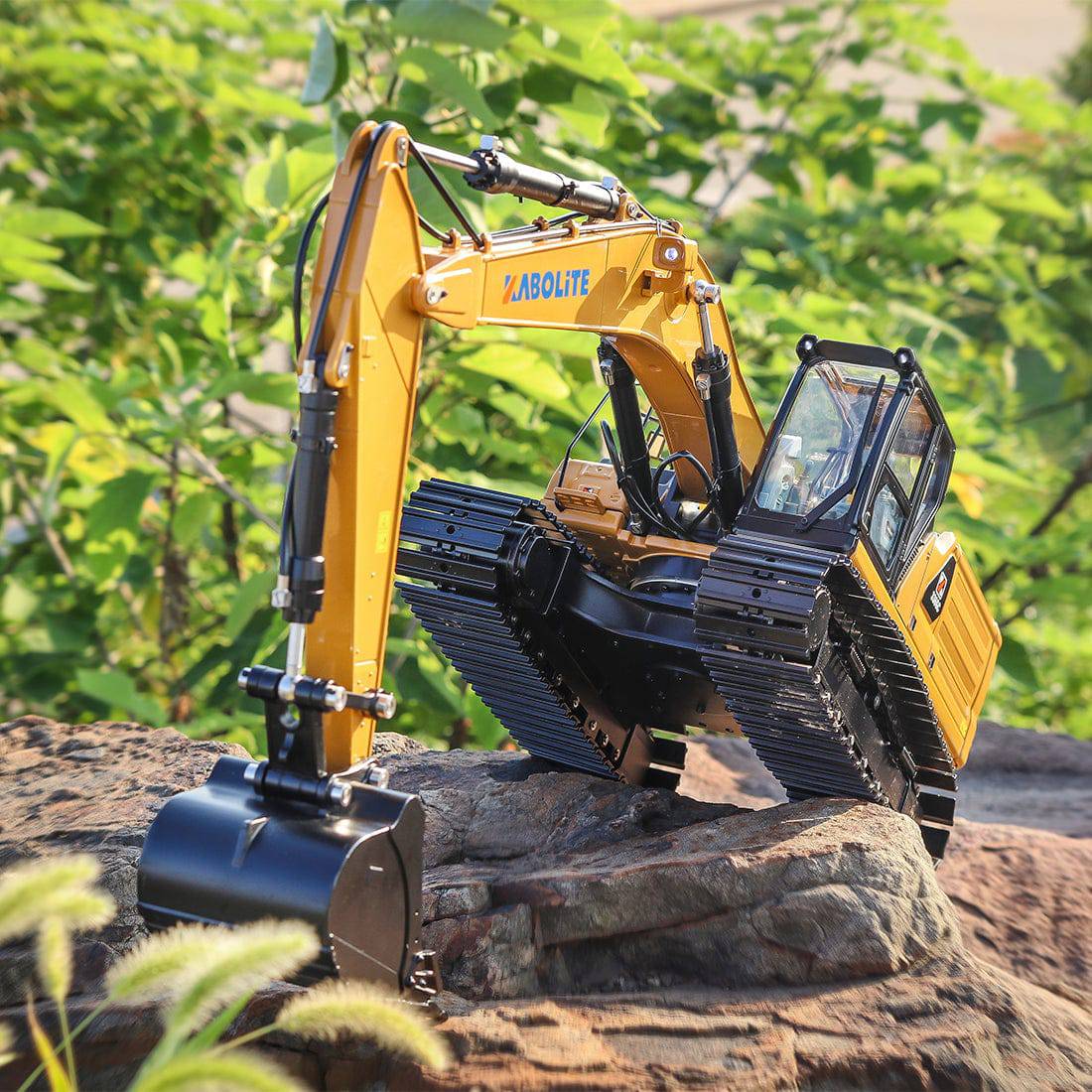 Huina 1/16 Scale RC Hydraulic Excavator All Metal 24CH Construction Vehicle RTR with Battery and Lights