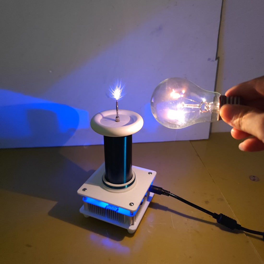 HelloWorld7-18cm PLLSSTC Tesla Coil Spaced Lighting Experimental for Physical Class