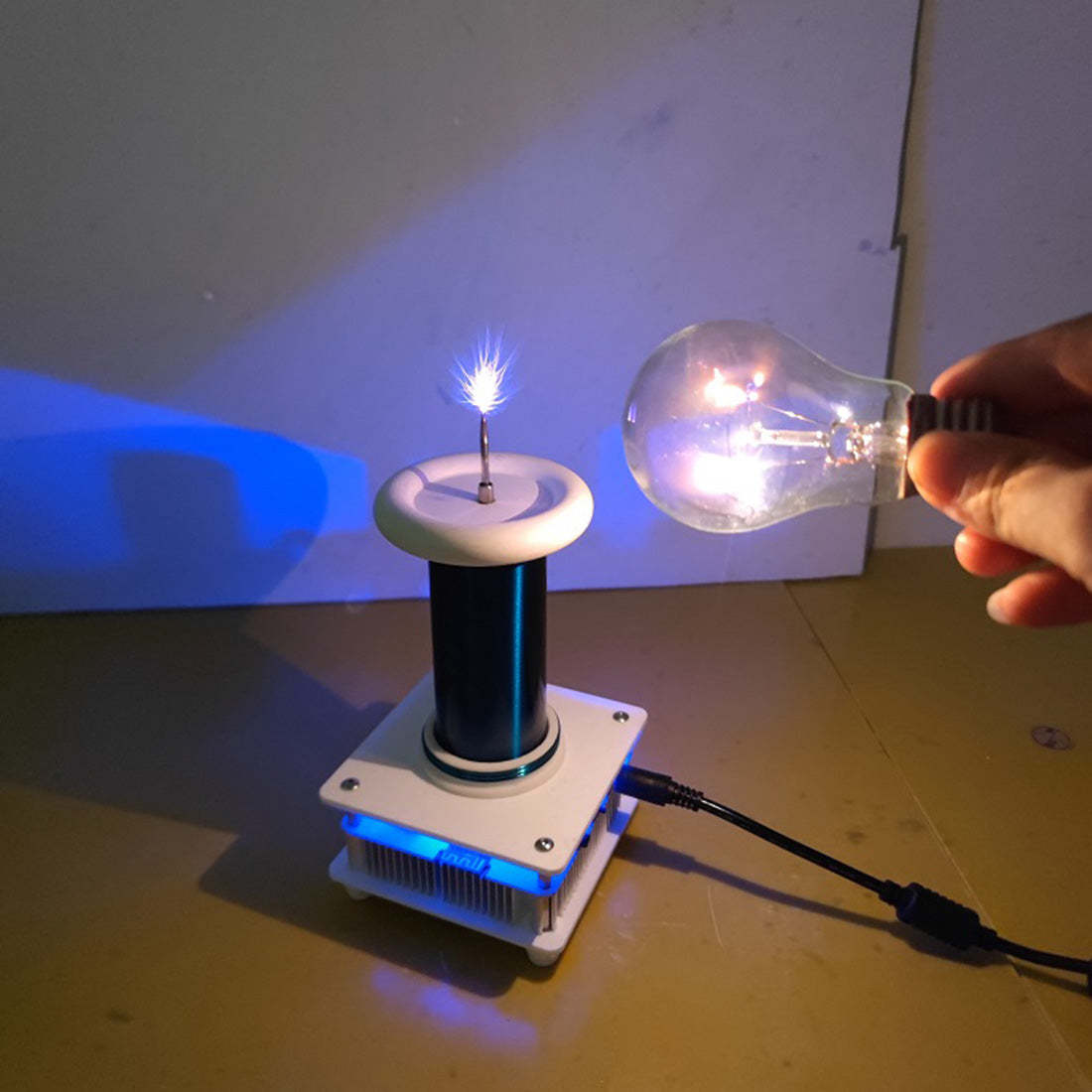 HelloWorld7-18cm PLLSSTC Tesla Coil Spaced Lighting Experimental for Physical Class