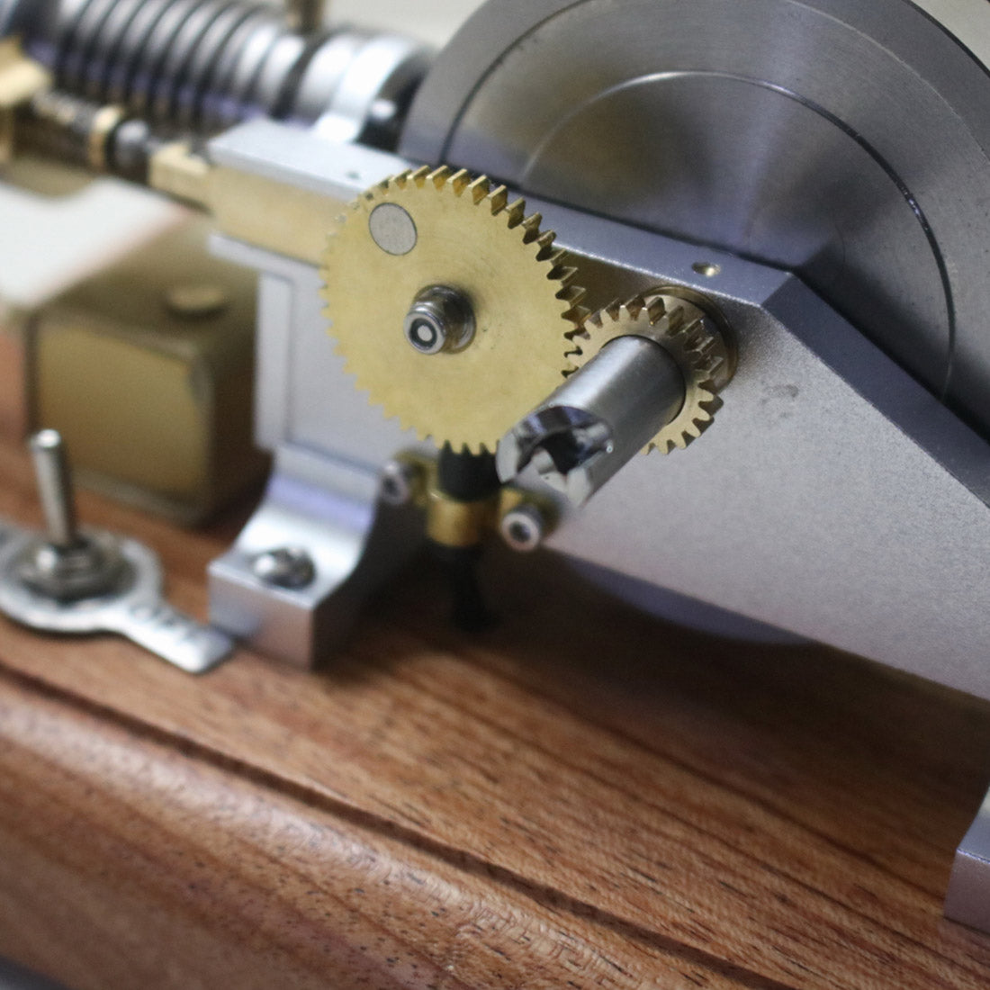 HelloWorld7-4 Cycle Odd Ball Miniature Hit and Miss Gas Engine Model Air-Cooled M96