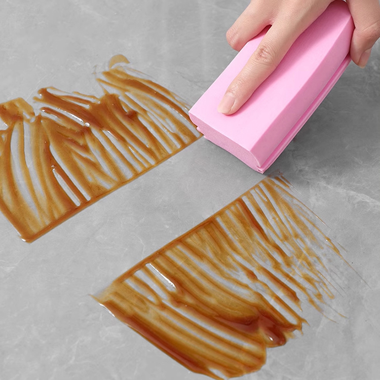 Wielofunkcyjna gąbka czyszcząca o dużej chłonności wody.