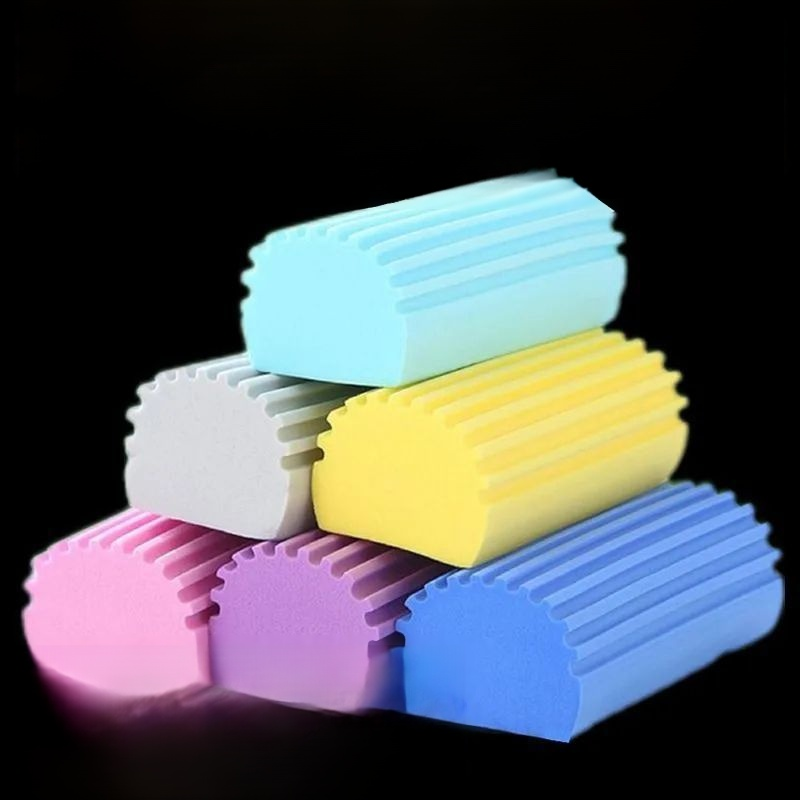 Wielofunkcyjna gąbka czyszcząca o dużej chłonności wody.