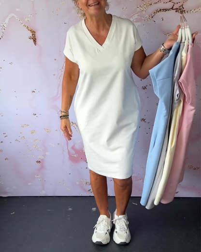 Sukienka z krótkim rękawem i dekoltem w serek w jednolitym kolorze