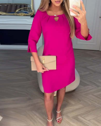 Elegancka sukienka w jednolitym kolorze z prostą, pustą linią